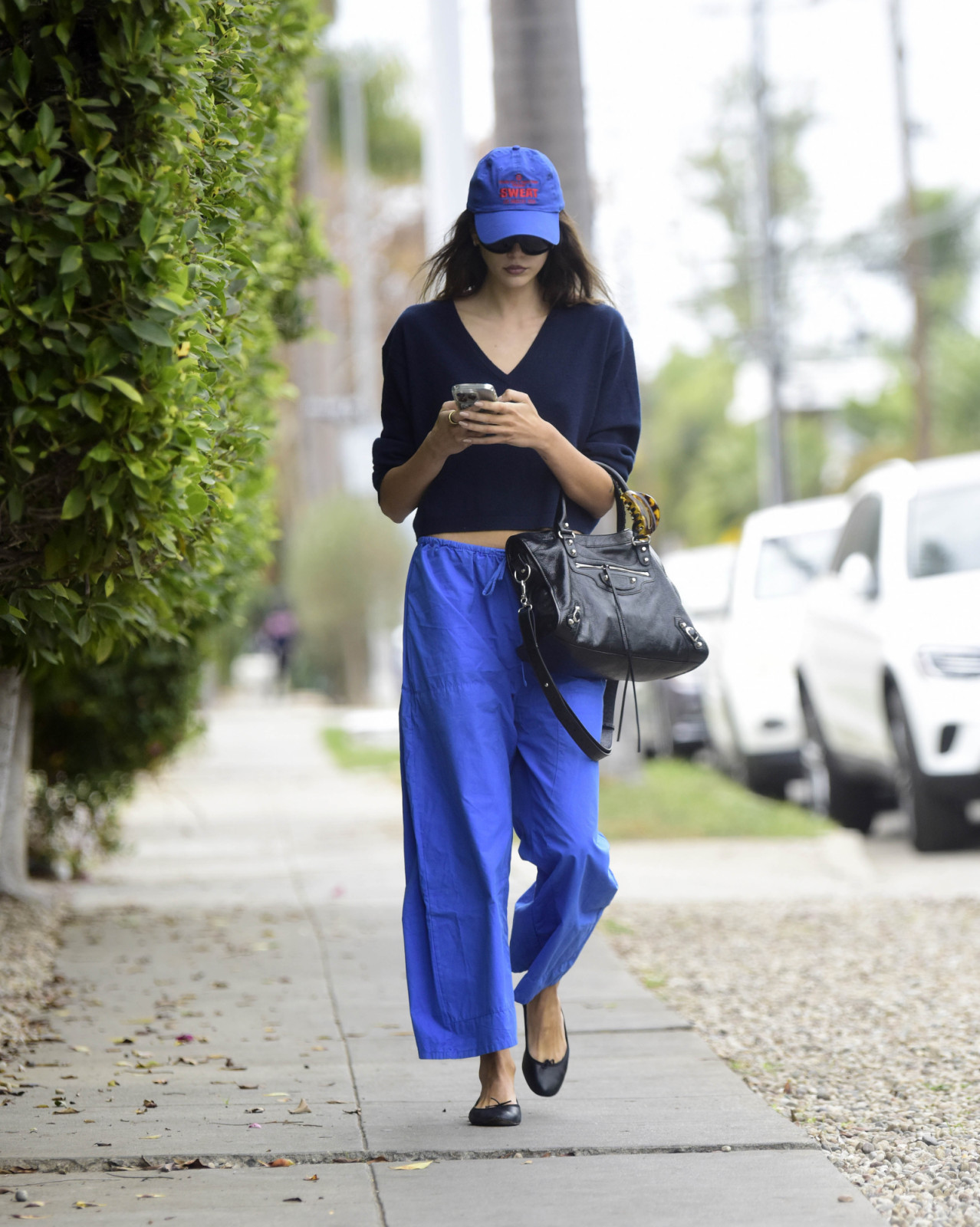 12/15/2024 EXCLUSIVE: Kaia Gerber is pictured stepping out in Los Angeles. The 23 year old American model kept a low profile as she headed to a friends house wearing a midriff baring blue sweater paired with bright blue trousers, ballet flats and a black Cettire Balenciaga Bag. 

sales@theimagedirect.com Please byline:TheImageDirect.com

*EXCLUSIVE PLEASE EMAIL sales@theimagedirect.com FOR FEES BEFORE USE