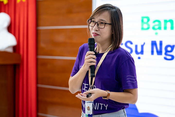 Ms. Vo Ngoc Tuyen shares with HUTECH students her views on a happy career (photo: HUTECH)