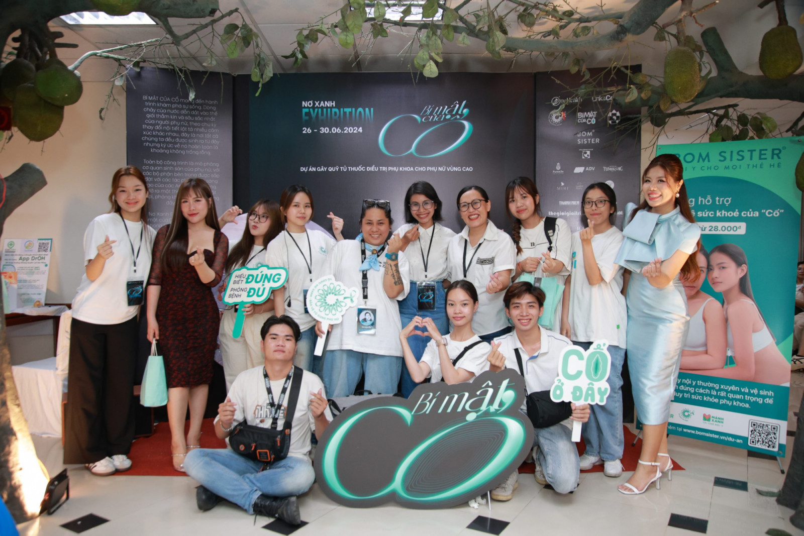 Founder Chung Thuy Linh and her team in the exhibition Secret of Ancient - a project to reach the community through art interwoven with common medical knowledge (photo: TCNX)