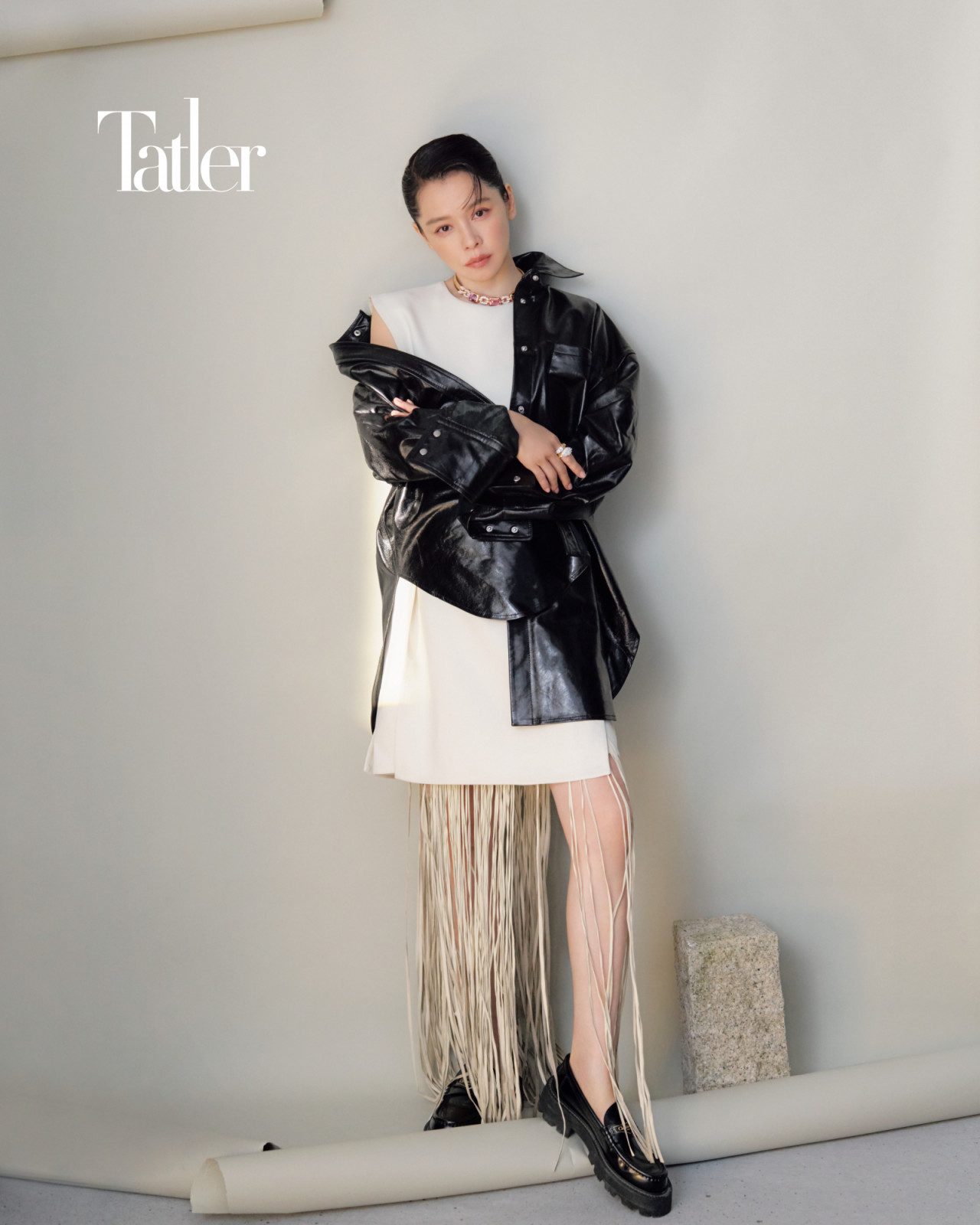 亮面皮衣、米白色流蘇洋裝 both by Sportmax;樂福皮鞋by Dior;頂級珠寶Serpenti靈蛇系列黃金鑽石紅寶戒指、頂級珠寶系列彩寶鑽石項鍊both by Bvlgari。
(Photo: Chiang Ming Shih)