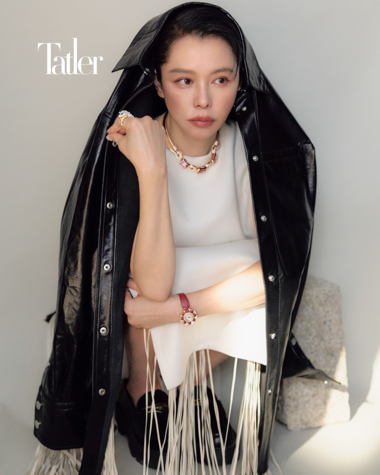 亮面皮衣、米白色流蘇洋裝 both by Sportmax;樂福皮鞋by Dior;頂級珠寶Serpenti靈蛇系列黃金鑽石紅寶戒指、頂級珠寶系列彩寶鑽石項鍊both by Bvlgari。
(Photo: Chiang Ming Shih)