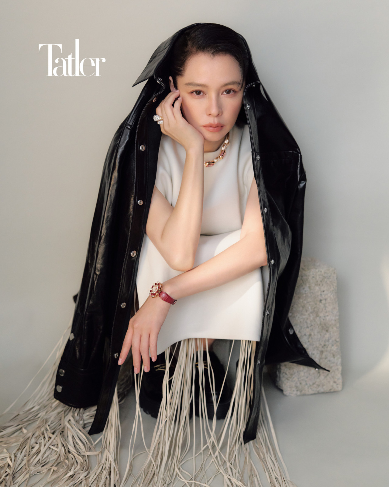 亮面皮衣、米白色流蘇洋裝 both by Sportmax;樂福皮鞋by Dior;頂級珠寶Serpenti靈蛇系列黃金鑽石紅寶戒指、頂級珠寶系列彩寶鑽石項鍊both by Bvlgari。
(Photo: Chiang Ming Shih)