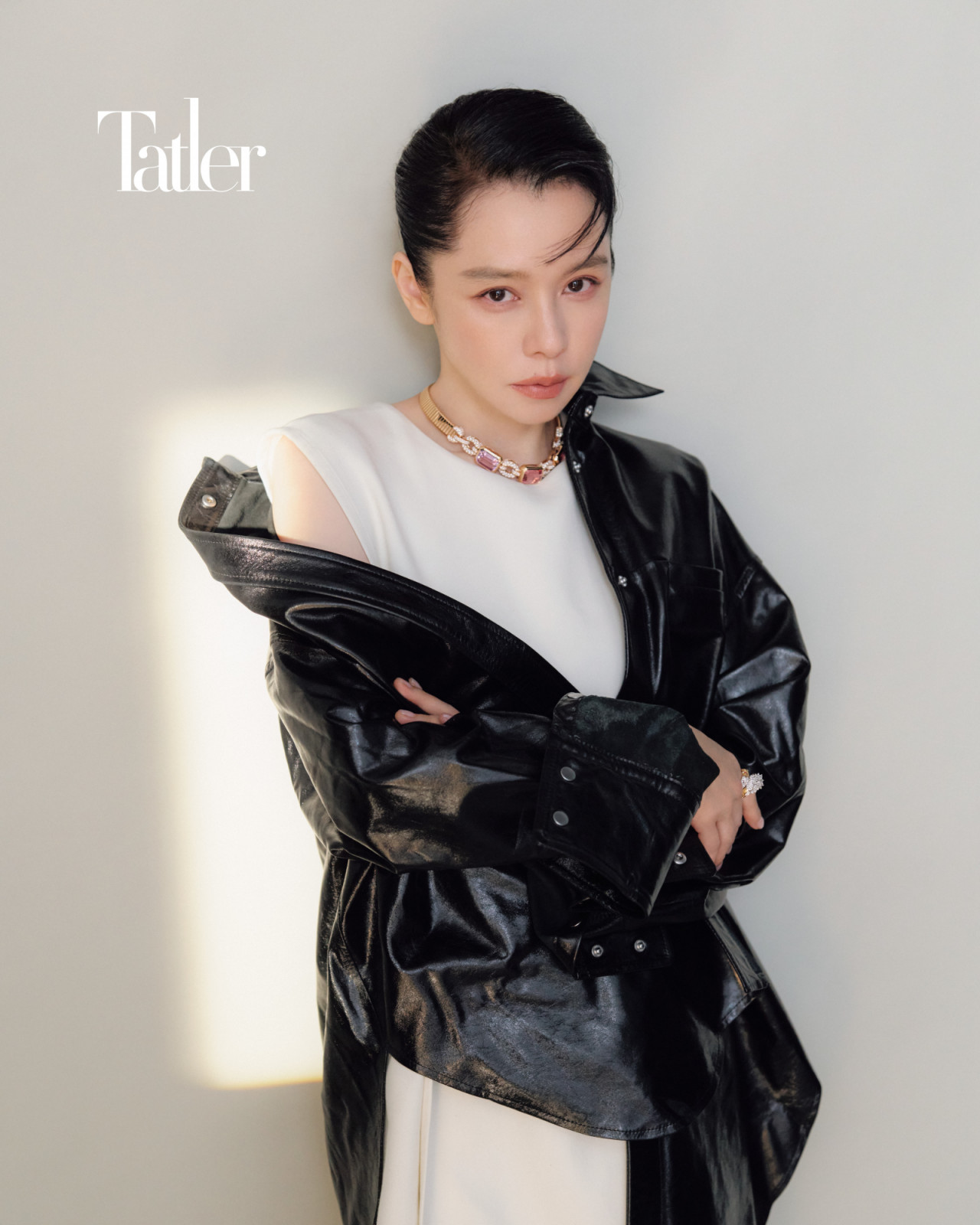 亮面皮衣、米白色流蘇洋裝 both by Sportmax;樂福皮鞋by Dior;頂級珠寶Serpenti靈蛇系列黃金鑽石紅寶戒指、頂級珠寶系列彩寶鑽石項鍊both by Bvlgari。
(Photo: Chiang Ming Shih)