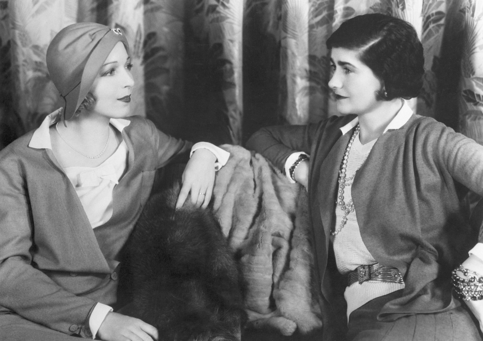 女演員艾娜‧克雷爾（Ina Claire）和嘉柏麗‧香奈兒，1931年攝於好萊塢Mademoiselle Gabrielle (Coco) Chanel, right, fashion expert, with actress Ina Claire.（Photo: Getty Images）