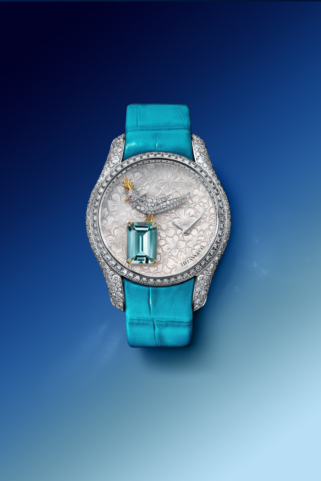 Tiffany 石上鳥 Legacy 腕錶，海水藍寶版本。
（Photo: Tiffany & Co.）