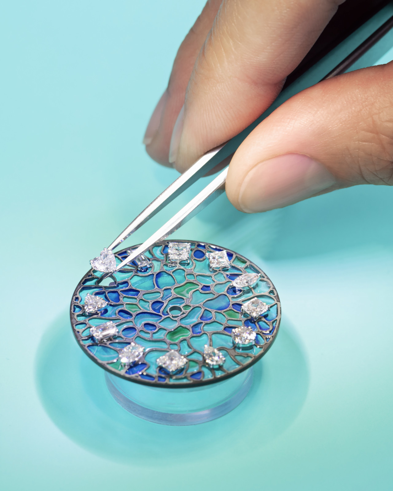 工匠在彩色琺瑯錶盤上鑲嵌12顆不同切工的的美鑽。（Photo: Tiffany & Co.）