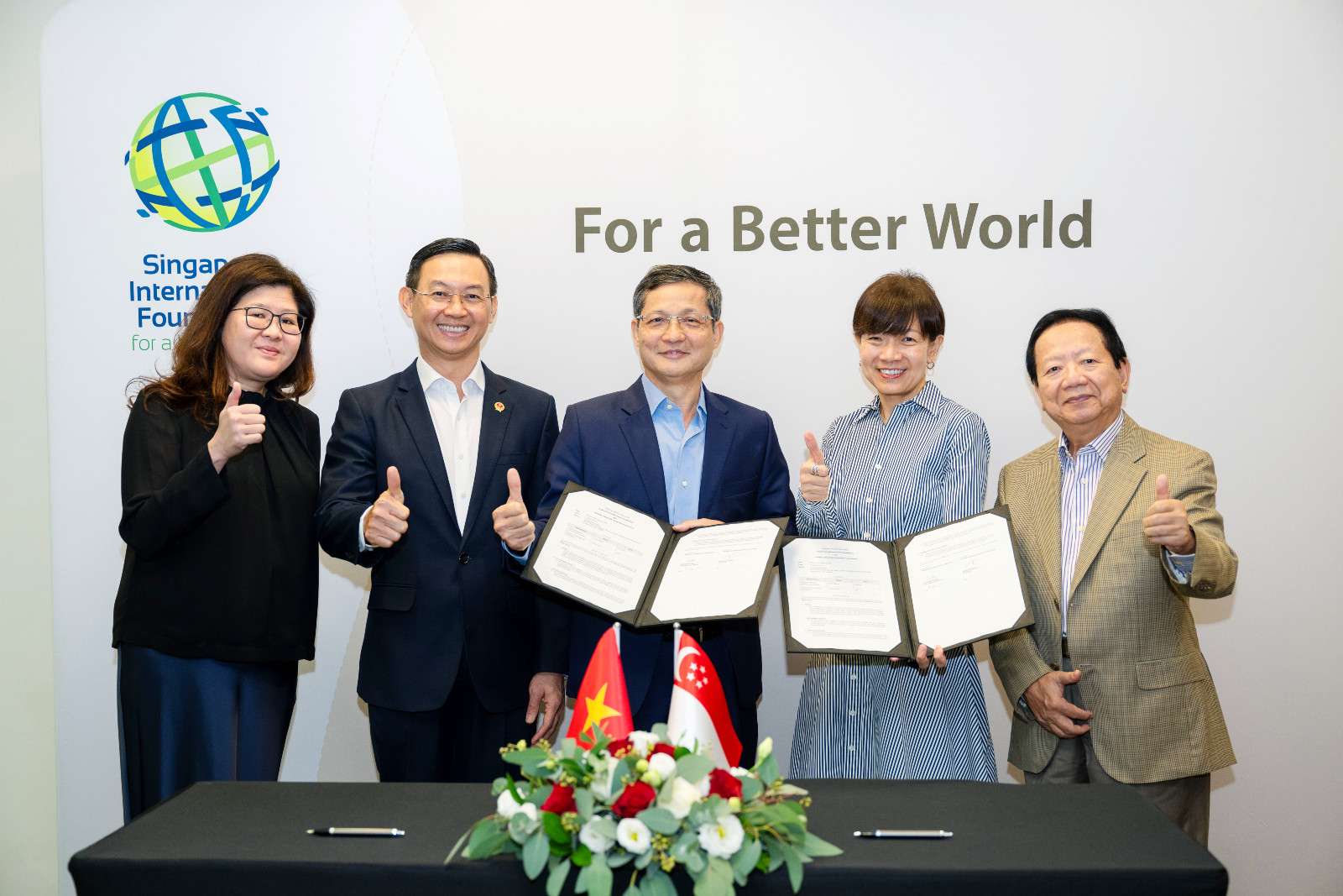 Corinna Chan (pictured second from right, and on opposite page), CEO of the Singapore International Foundation, with Vu Viet Ngoan (centre), president of the Vietnam-Singapore Friendship Association, at the signing of the Working Minutes in Singapore to strengthen people-to-people ties between the two countries