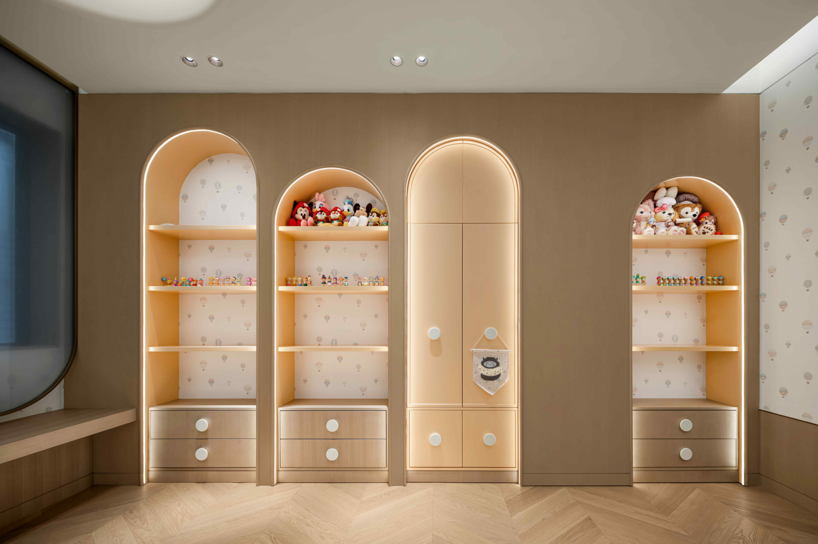 Curve-shaped wood panels and wooden flooring of refined craftsmanship
