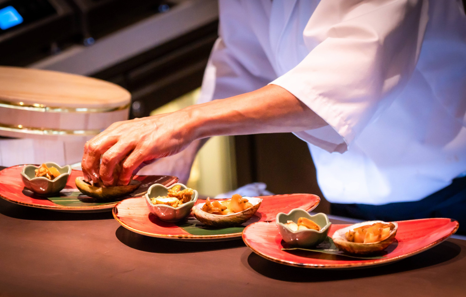 ซูชิผ่านมุมมองสมัยใหม่สะท้อนความประณีตจากวัตถุดิบฤดูกาลชั้นเลิศที่บินตรงจากอ่าวโตเกียวที่ Kiku Omakase