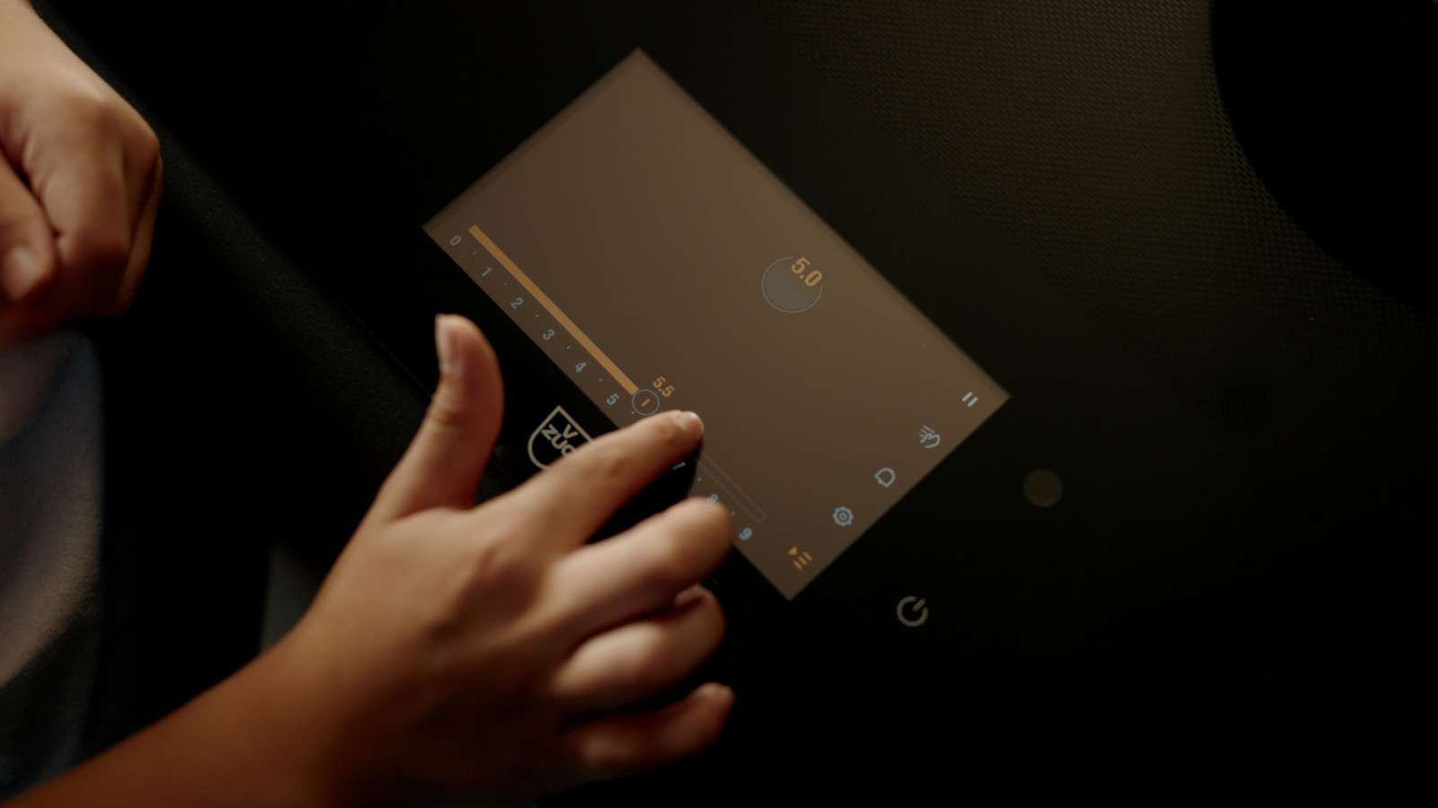 The V-ZUG FullFlex induction hob offers intuitive touchscreen control, allowing for precise temperature adjustments across any part of the surface