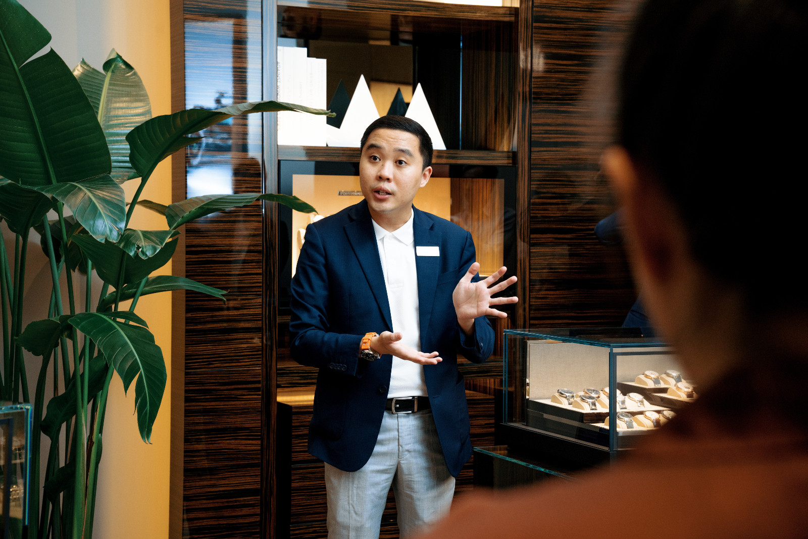 Boutique manager CK giving an introduction into the watchmaking expertise of IWC Schaffhausen