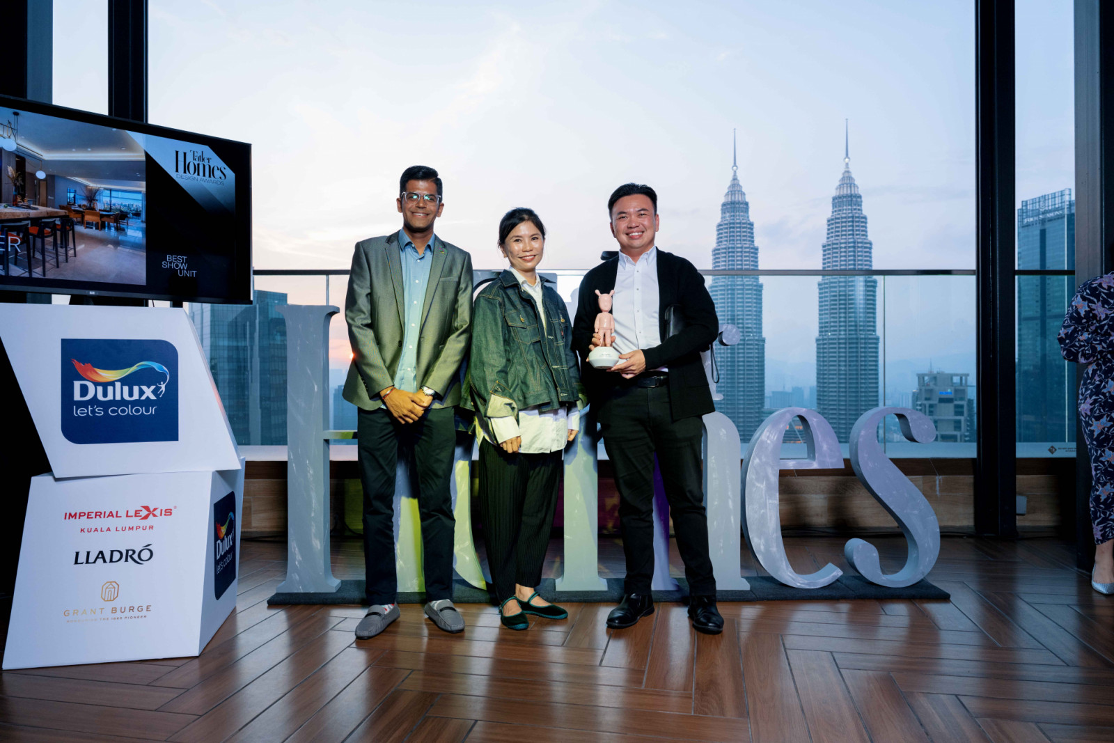 Avaland representatives (names?) received the Best Show Unit award for Aetas Seputeh