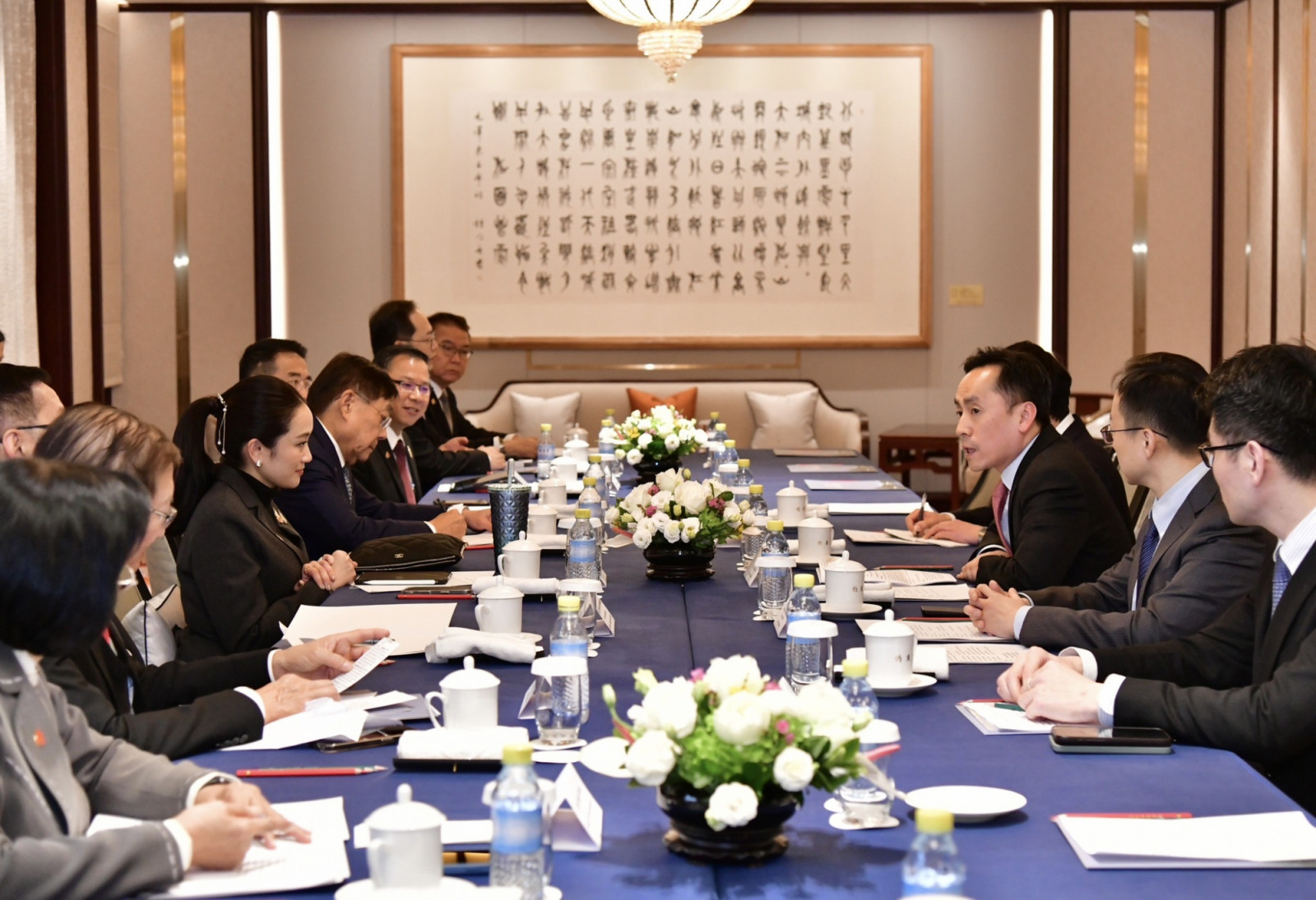 การพบปะหารือระหว่างนายกรัฐมนตรีไทยและ Alain Lam, CFO และ Vice President ของ Xiaomi, เมื่อเดือนกุมภาพันธ์ที่ผ่านมา ในประเด็นความร่วมมือที่ Xiaomi ตอกย้ำถึงการขยายกิจกรรม R&D เพื่อสนับสนุนตลาด IoT และอุปกรณ์อัจฉริยะในประเทศไทยและตลาดอาเซียน (ภาพ: FB ไทยคู่ฟ้า)