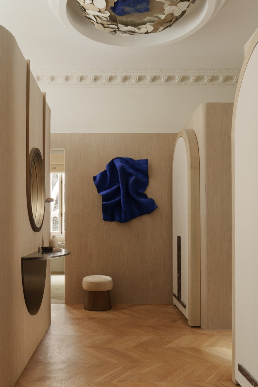 The hallway displays YSL blue artwork, reflecting Ashby’s international perspective on French design and her vision of  how a foreign eye perceives Paris and France