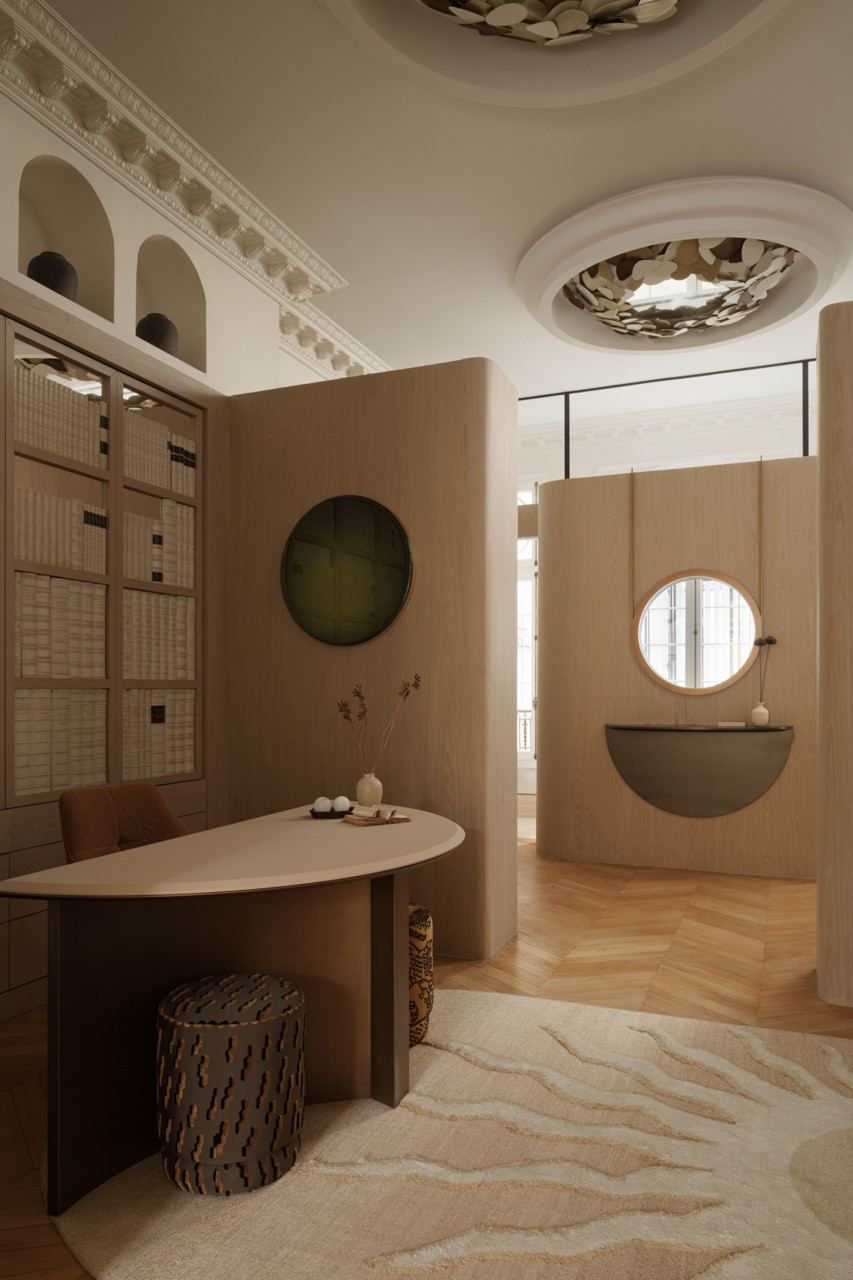 The main bathroom features three full-sized windows with glass walls that preserve light flow, a solution inspired by Ashby’s experience in London, where natural light is limited.