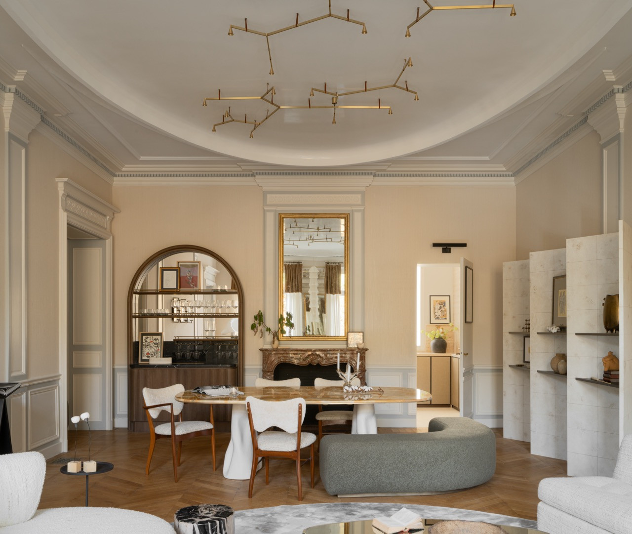 The open-plan living and dining area demonstrates the apartment’s capacity to easily accommodate 20 people
