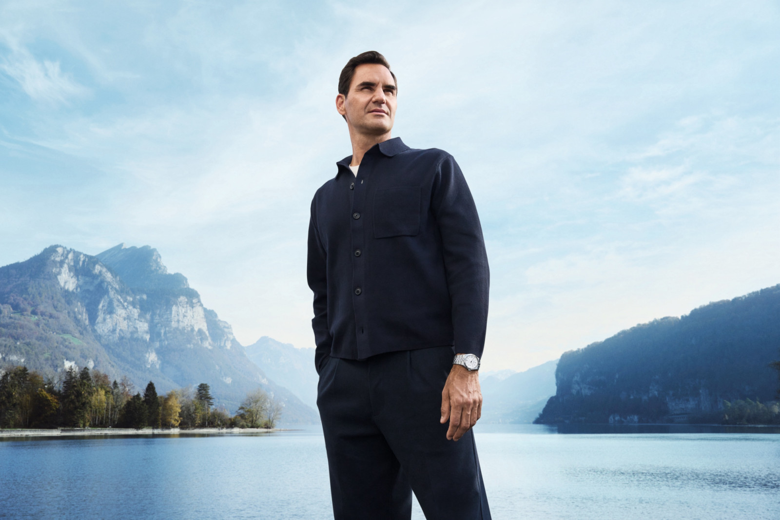 Roger Federer wears a Land-Dweller 40 in a
white Rolesor version