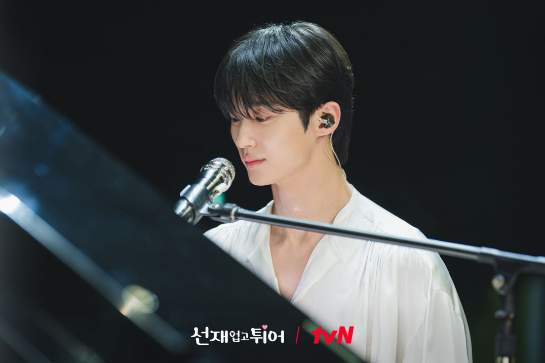 Byeon Woo-seok sings on the ‘Lovely Runner’ OST as the lead singer of the fictional band Eclipse. (Photo: tvN)