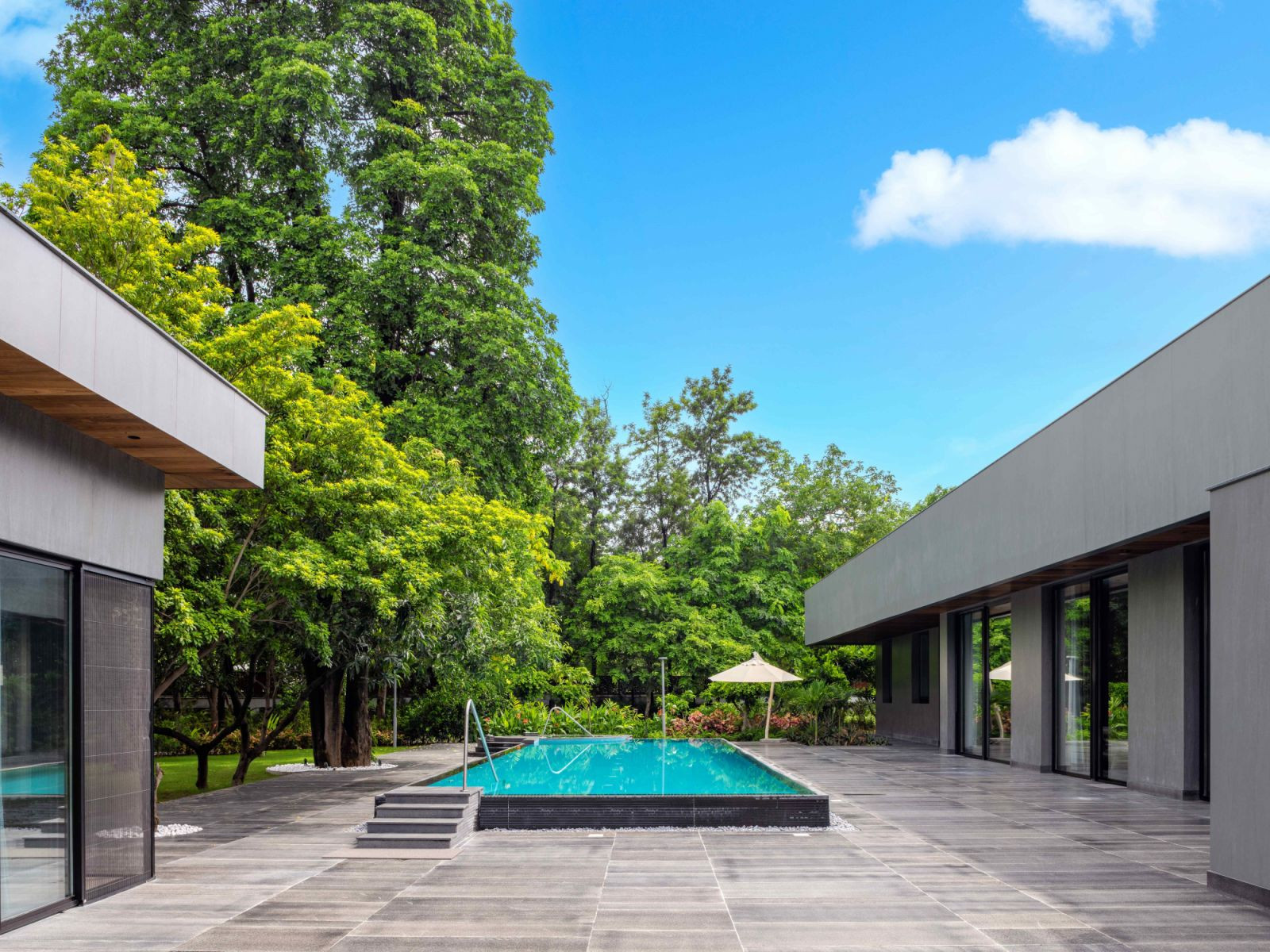 The central courtyard with a swimming pool (Photo: Zcyphher)