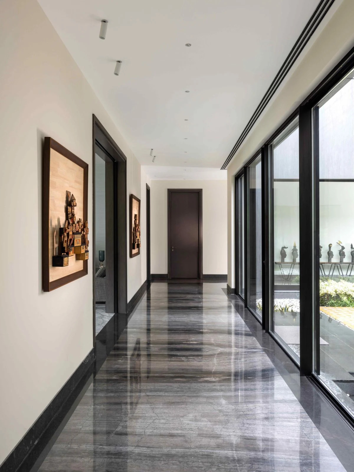 Spanish marble adds depth and character along the corridor (Photo: Zcyphher)