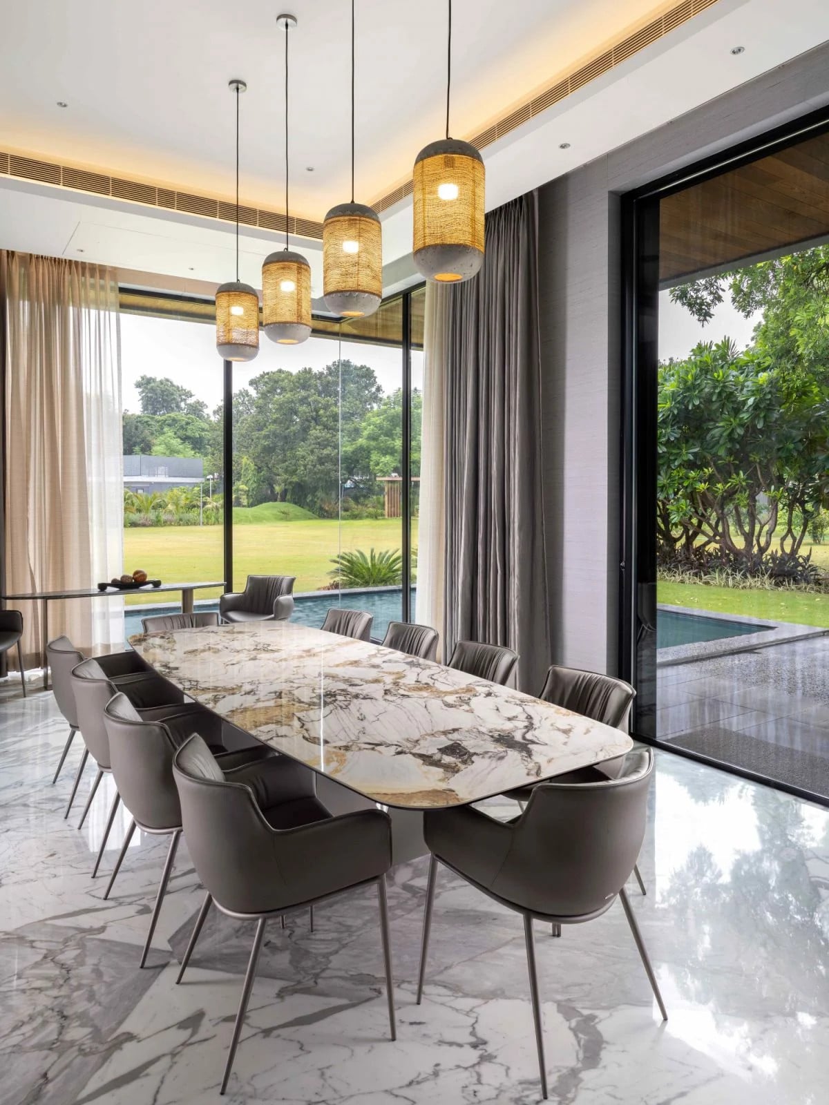 The formal dining room integrates with the outdoor nature (Photo: Zcyphher)