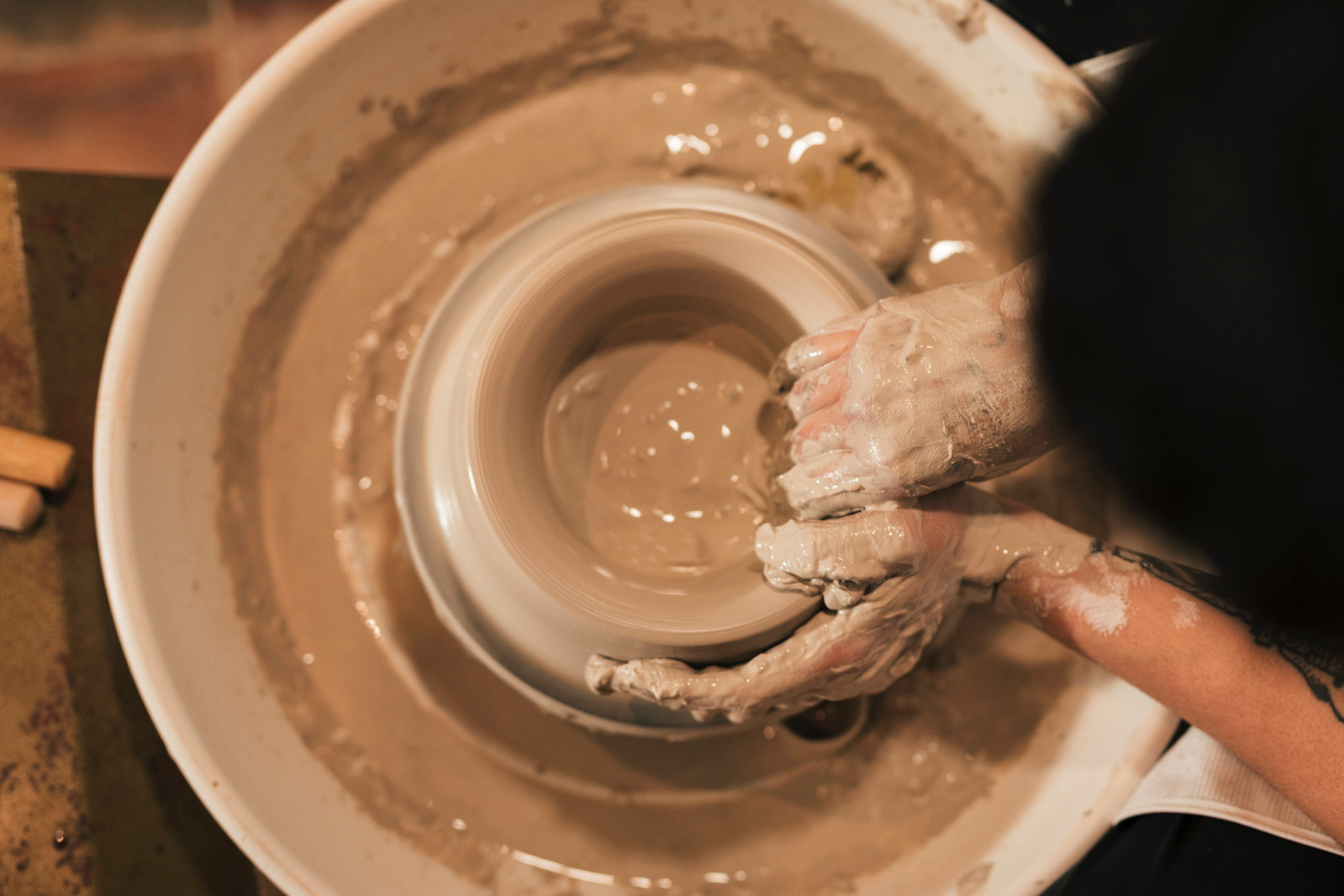 Shaping clay isn’t just tactile therapy—it engages focus, sparks creativity and nurtures brain health with every turn of the wheel. (Photo: Freepik)