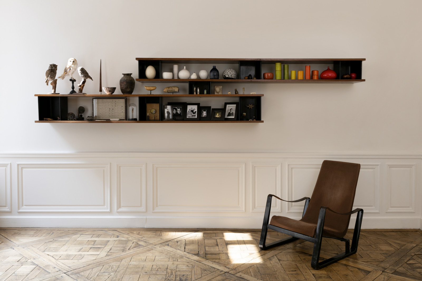 Charlotte Perriand’s Bibliothèque murale, an example of the elegance that vintage furniture embodies