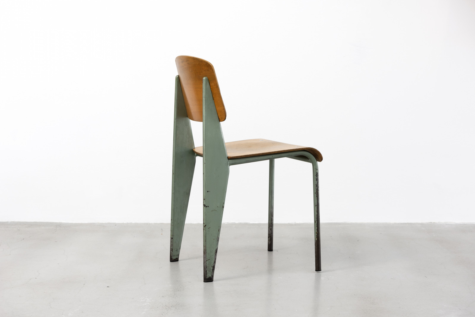 Jean Prouvé’s Métropole No 305 chair, an example of the elegance that vintage furniture embodies