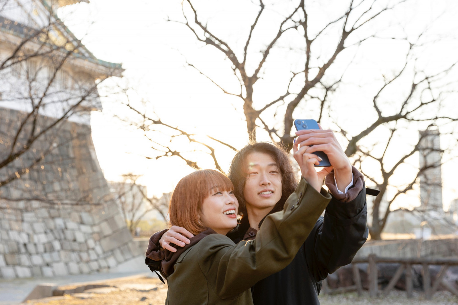 From bowing in Tokyo to navigating airport queues, these 5 books on travel etiquette show globetrotters how to move through the world with respect and style. (Photo: Freepik)