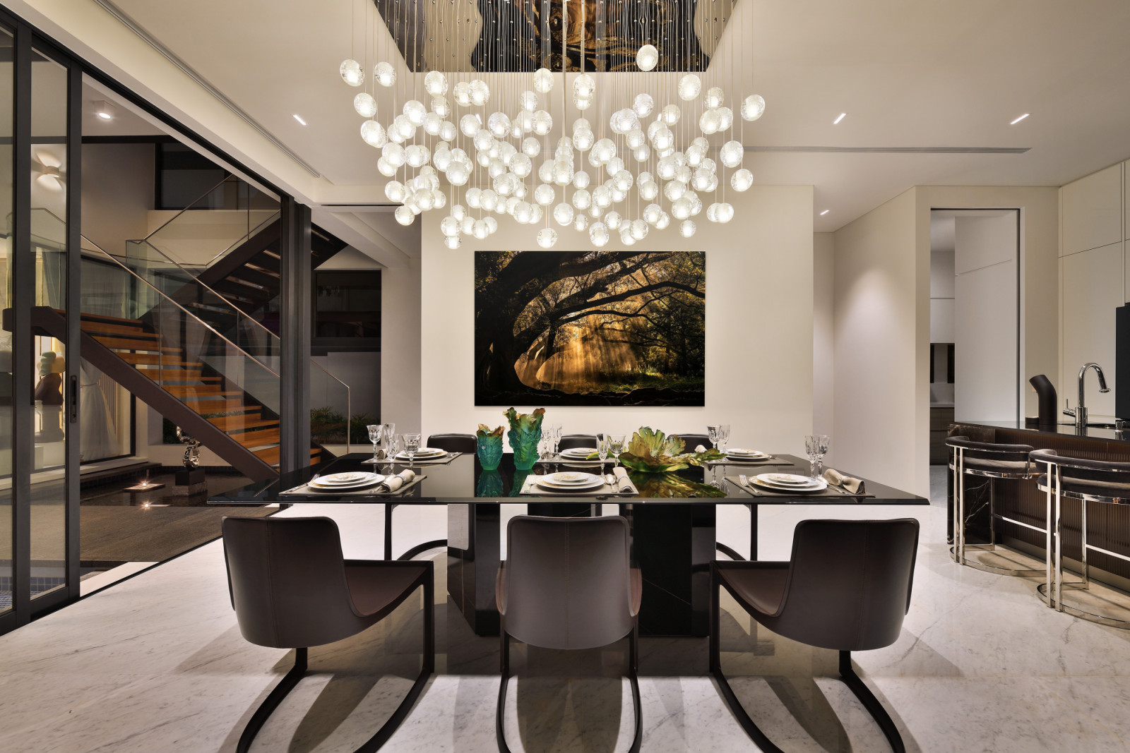 The Platium dining table from Gallotti & Radice is the anchor piece of the dining room, and is paired with the Twombly chairs from Minotti
