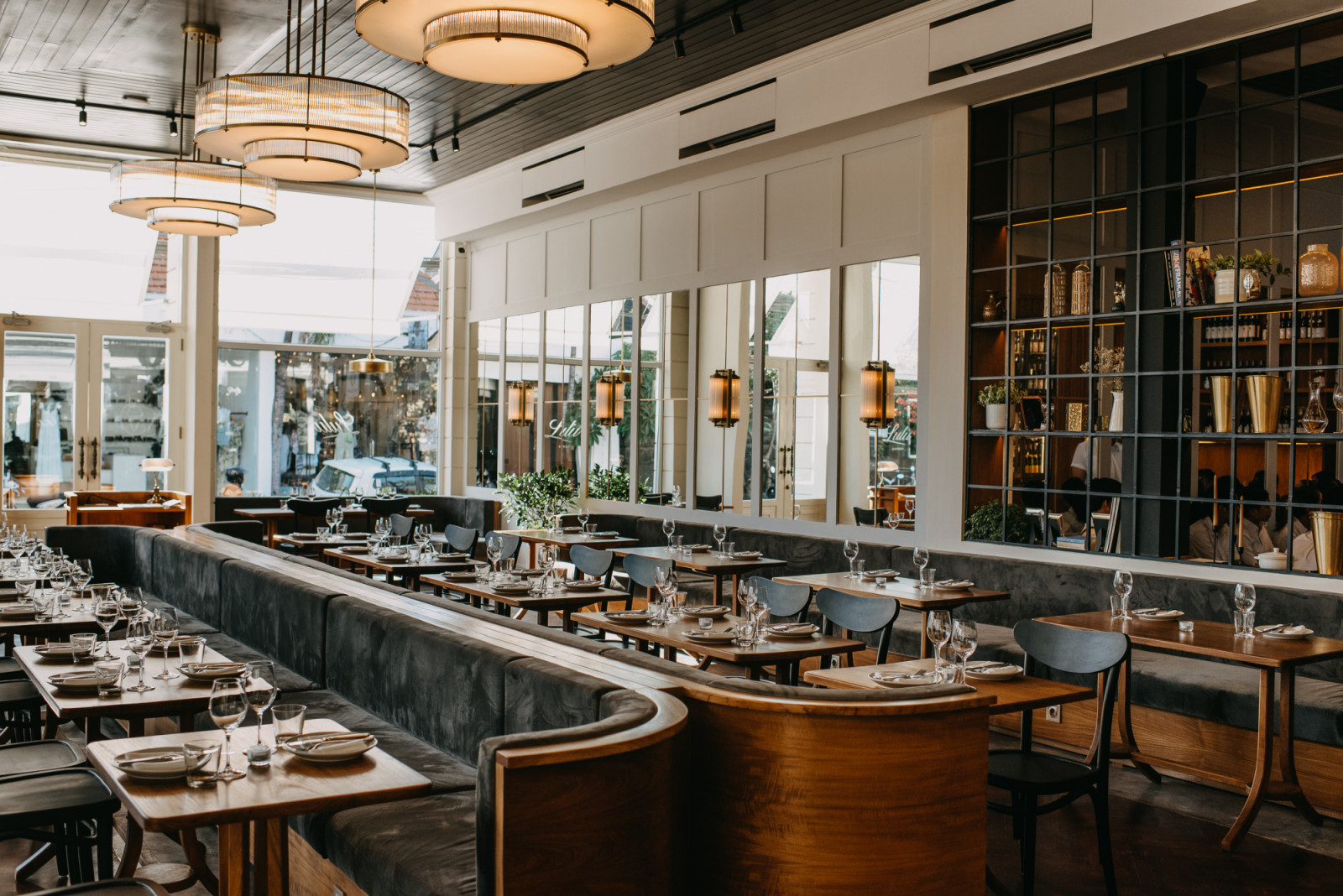 Desain interior Lulu Bistrot yang molek berhasil membawa suasana Paris ke Canggu