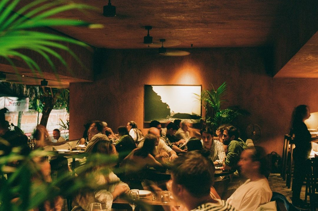 Interior Bar Vera yang intim dan kasual di Pererenan, Canggu