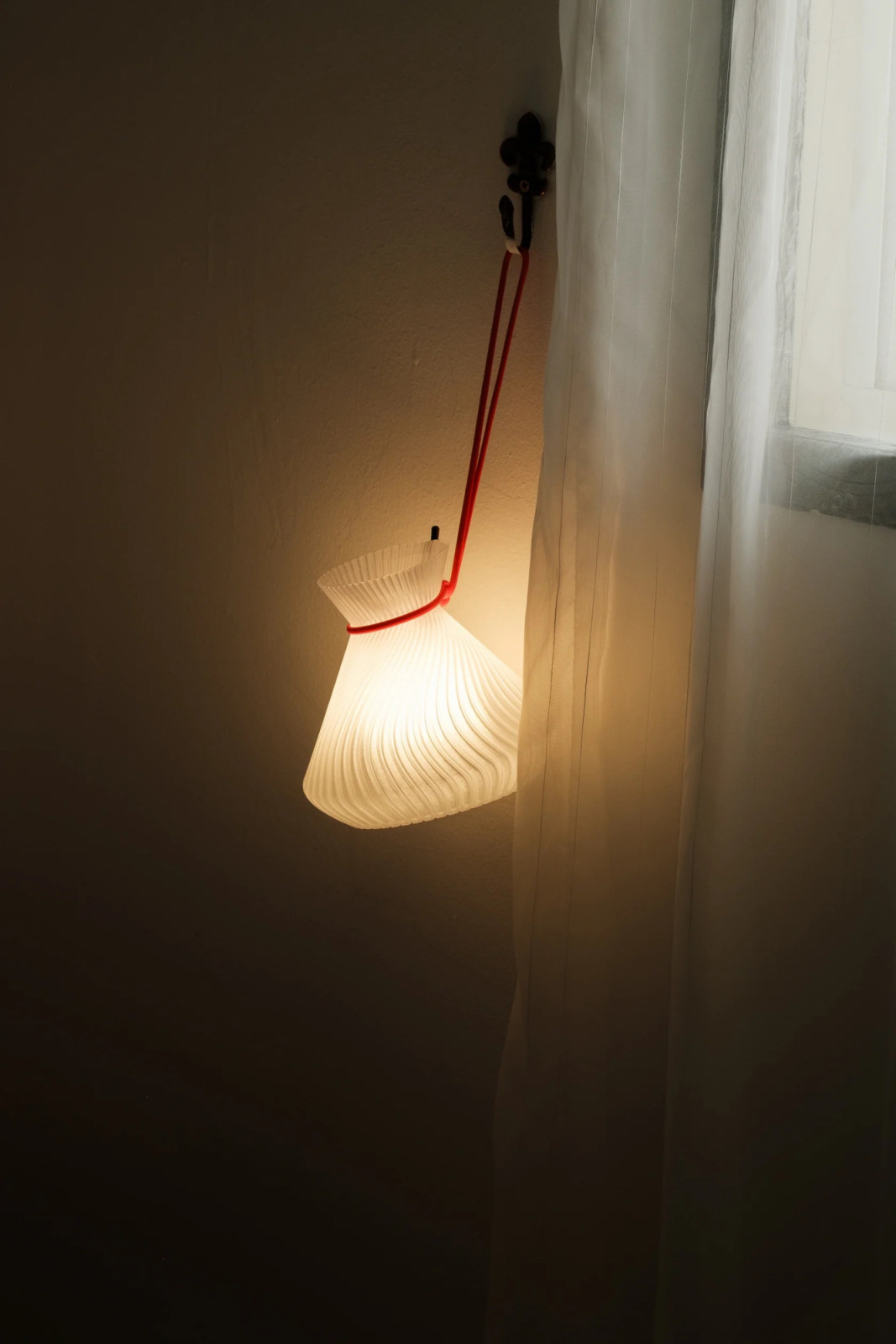 The portable Ikat Tepi lamp is Lampu Lampu’s cheeky ode to Malaysia’s most iconic way to tapau drinks (Photo: Lampu Lampu)