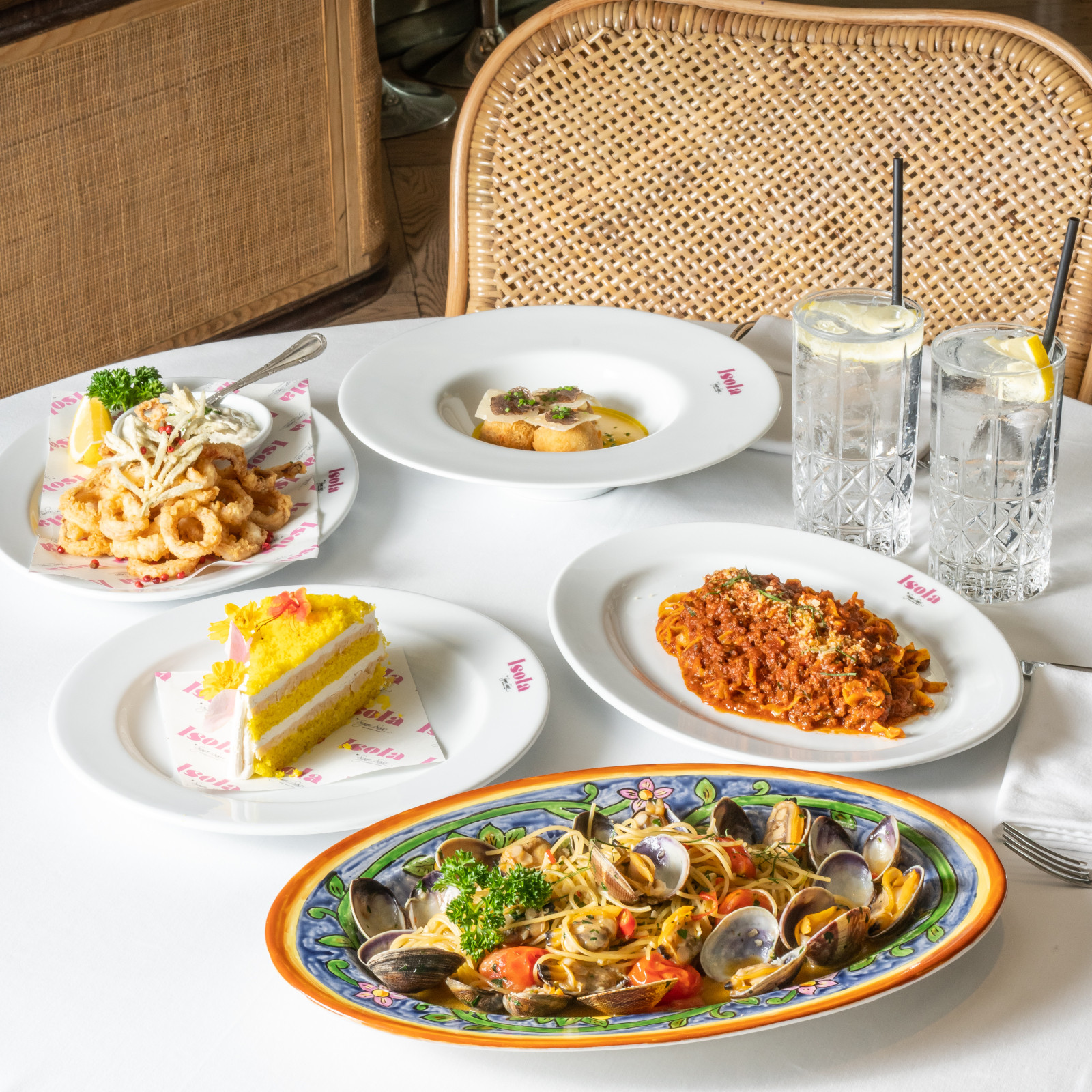 Isola by Signor Sassi คือร้านอาหารอิตาเลียนที่ถ่ายทอดเสน่ห์แห่งศิลปะแห่งอาหารและไวน์อิตาเลียนอย่างแท้จริง