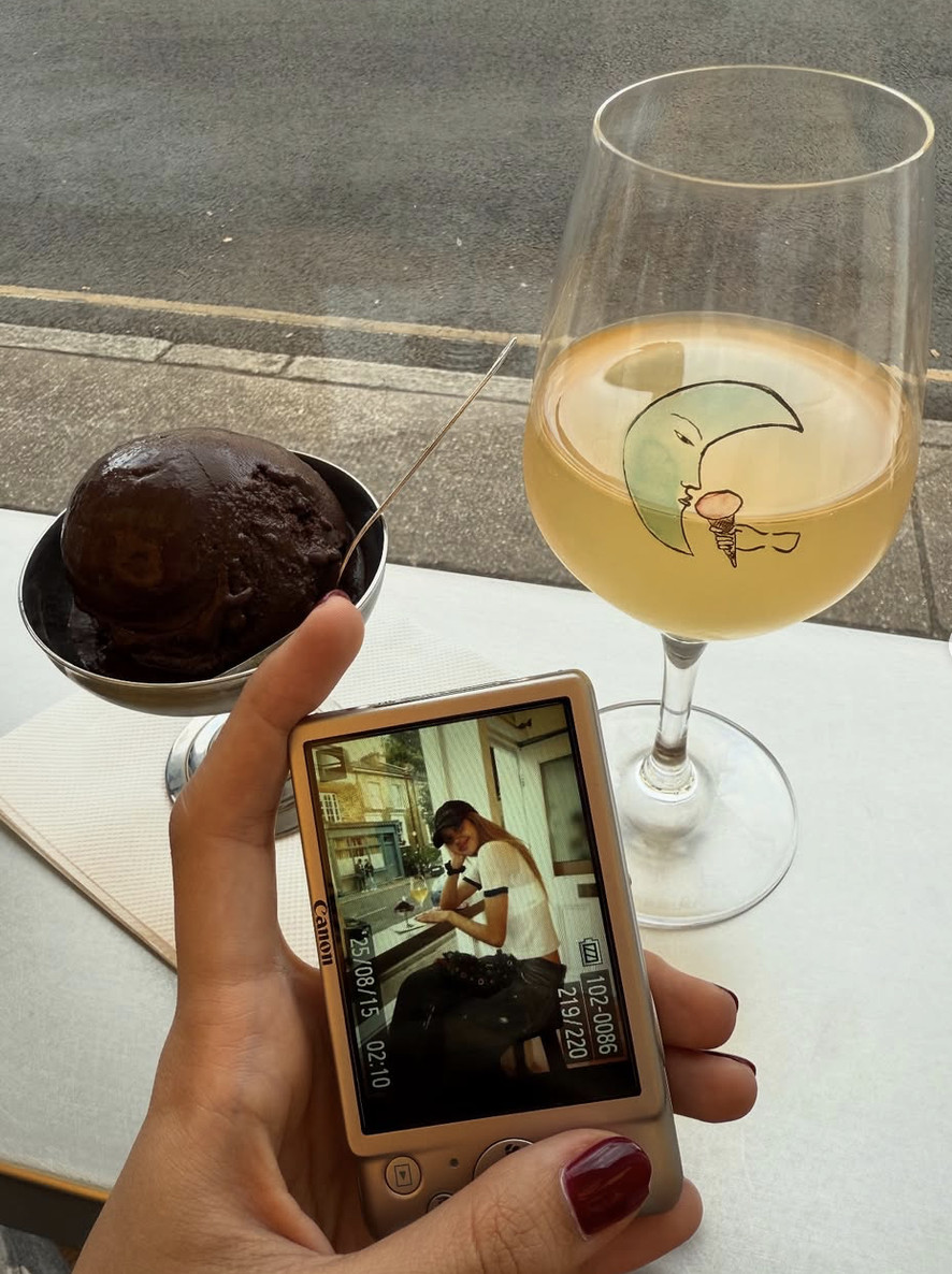 Lisa, her self-portrait, drink and gelato at The Dreamery in London. (Photo: lalalalisa_m / Instagram)