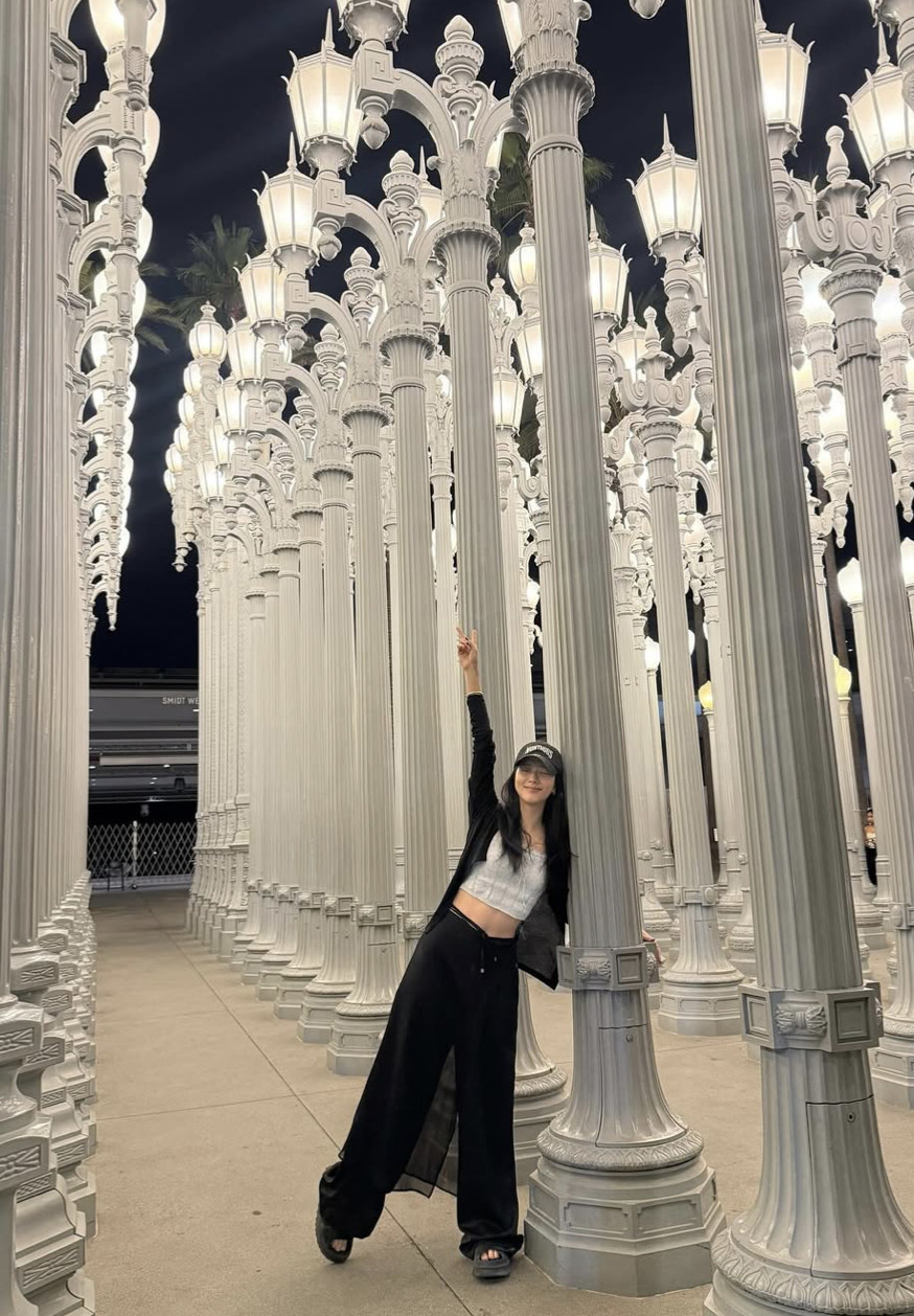 Jisoo at Chris Burden’s installation at LACMA. (Photo: sooyaaa__ / Instagram)