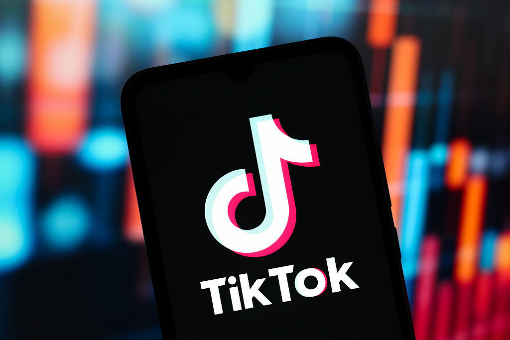 รายงาน Digital 2025: July Statshot ระบุว่า ประเทศไทยเป็นประเทศที่ใช้งาน TikTok สูงสุดเป็นอันดับหนึ่งในเอเชีย (ภาพ: วาดโดย Thomas Fuller/SOPA Images/LightRocket via Getty Images)