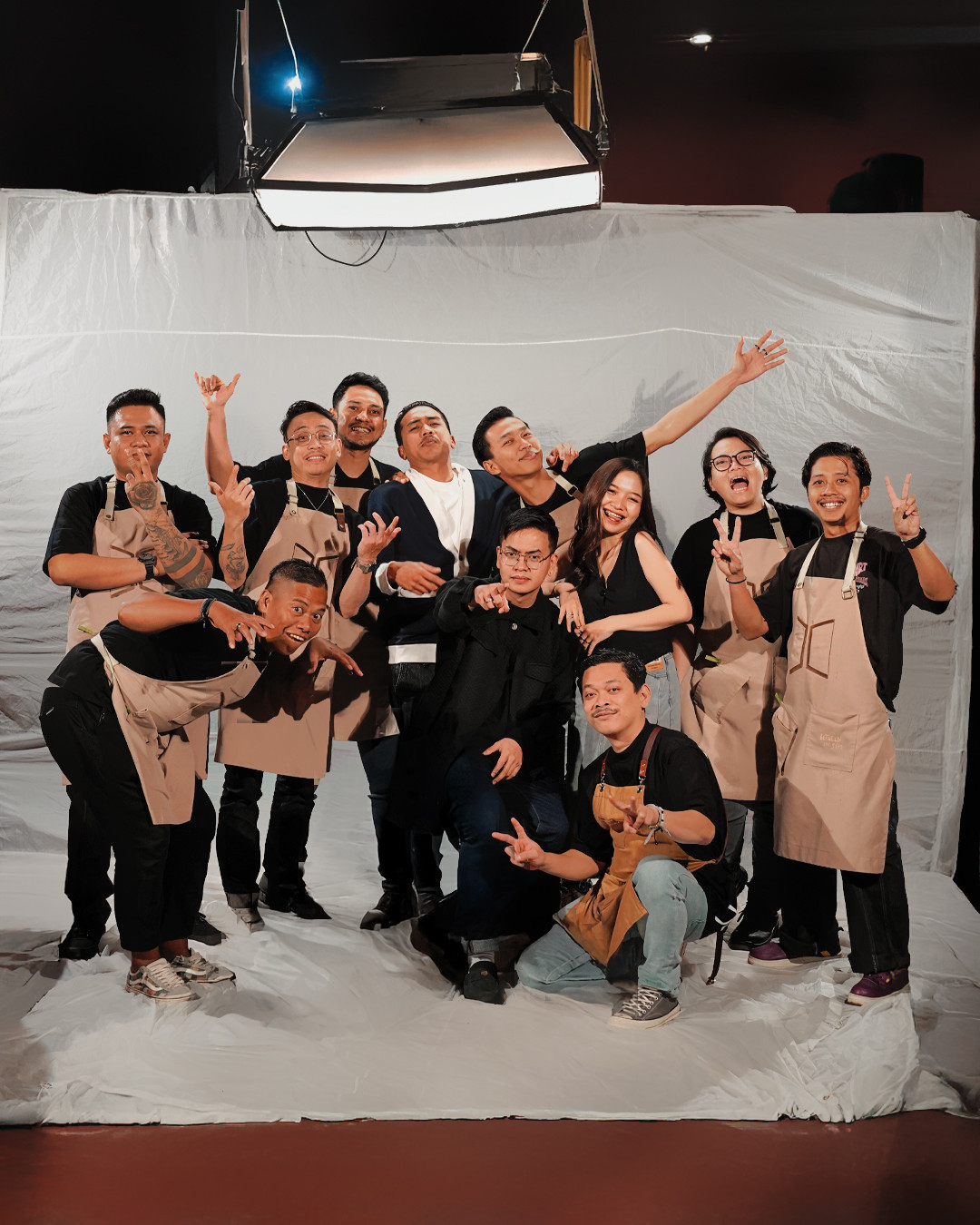Tim dari bar Between The Sips