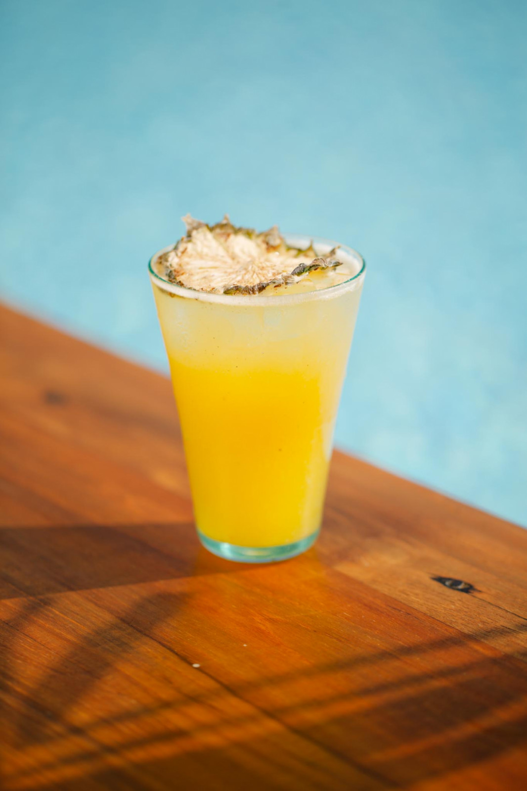 Koktail tropikal yang segar ala Potato Head Beach Club