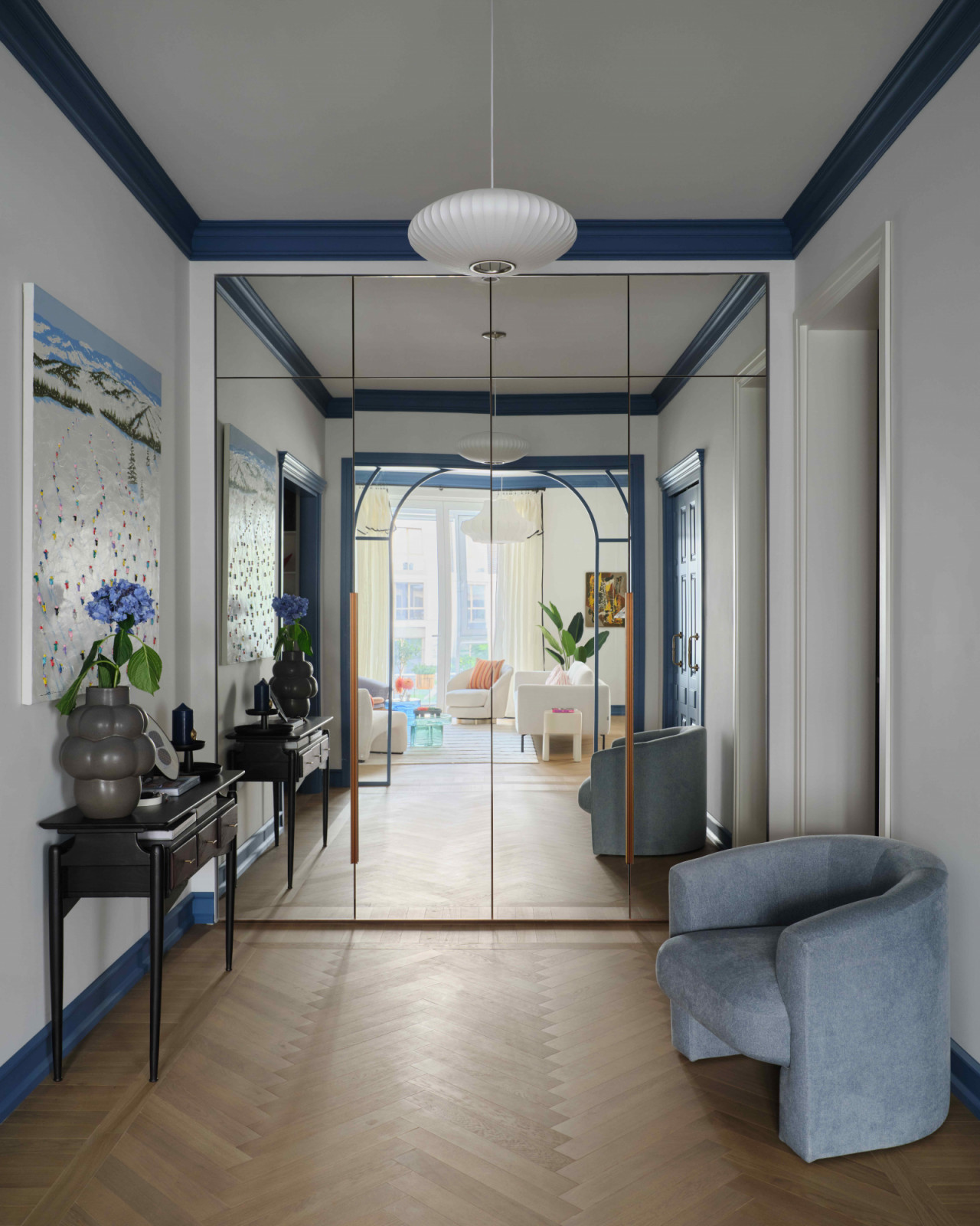The spacious hall sets a tone of lightness and novelty for the apartment