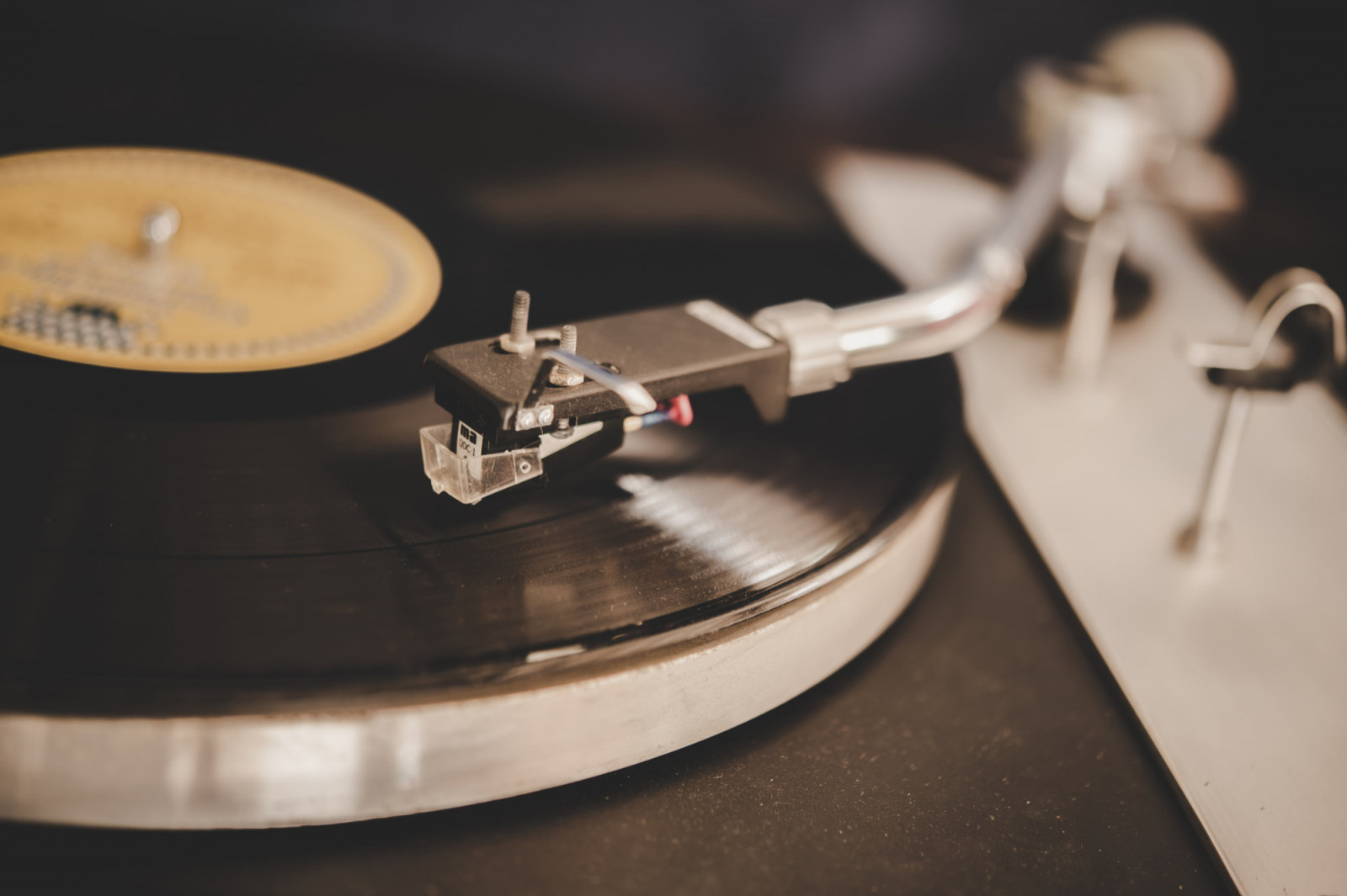 From hidden vinyl dens to hi-fi sanctuaries, these Osaka bars prove the city’s nightlife sounds as good as it tastes. (Photo: Jcomp / Freepik)
