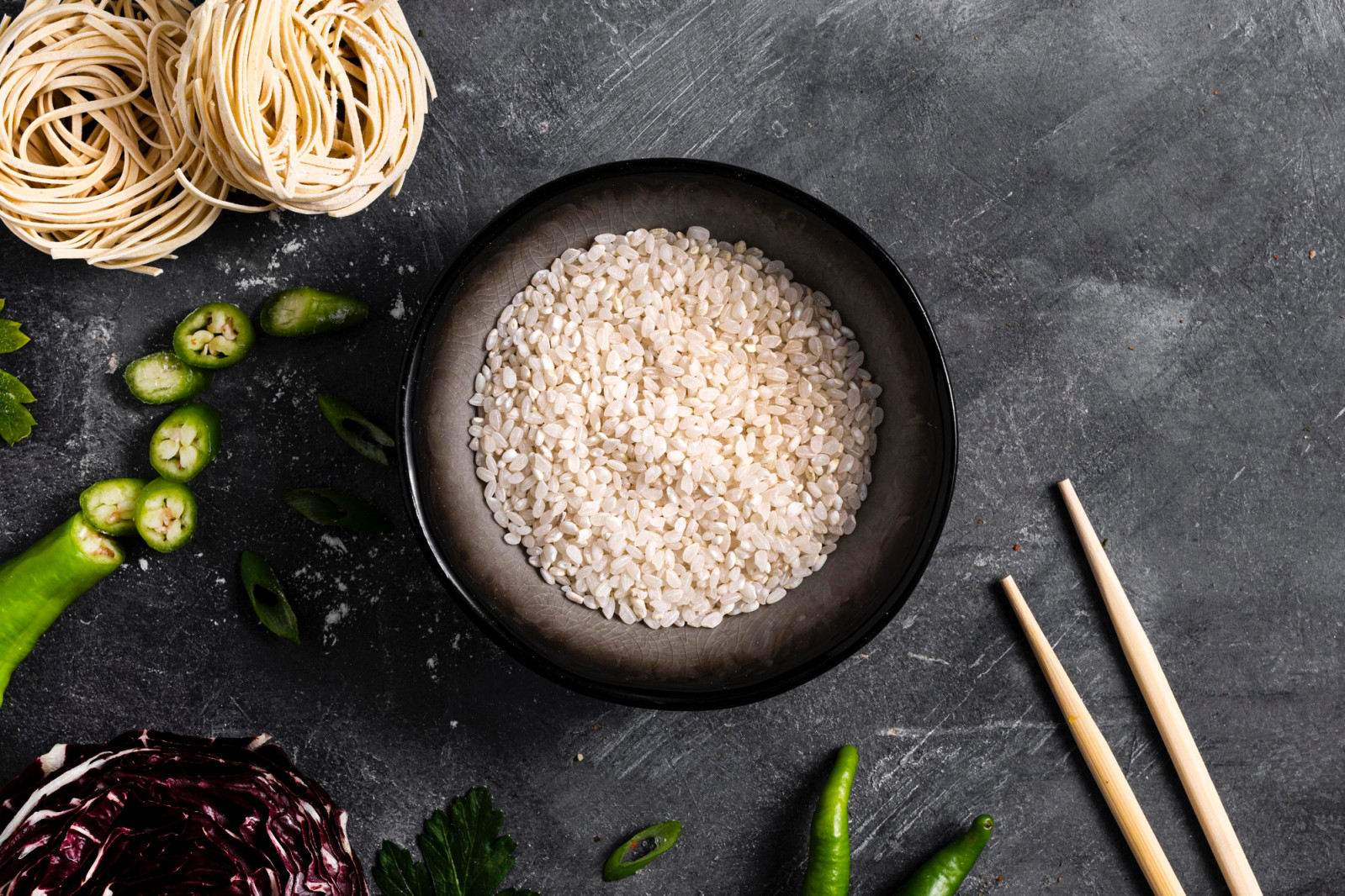 Short-grain rice and wheat-based noodles are essentials in Korean cooking. (Photo: Freepik)