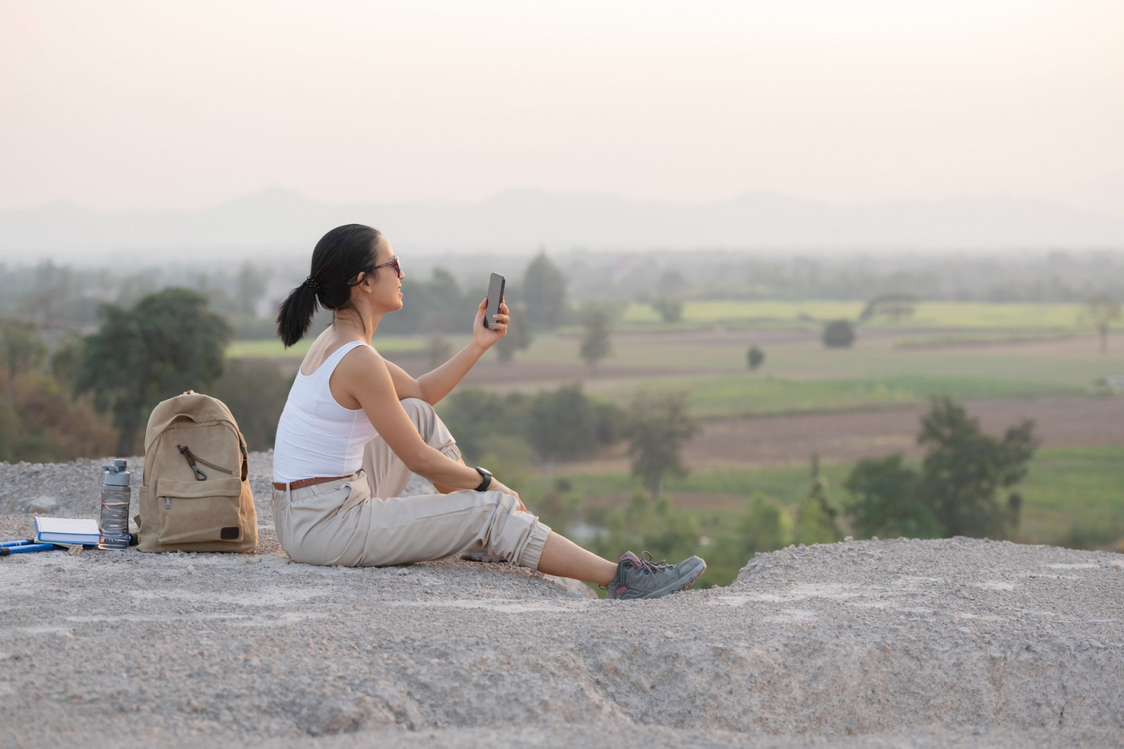 From solo safety to road trips and remote work, these six podcasts give female travellers practical insight for every journey. (Photo: Jcomp / Freepik)