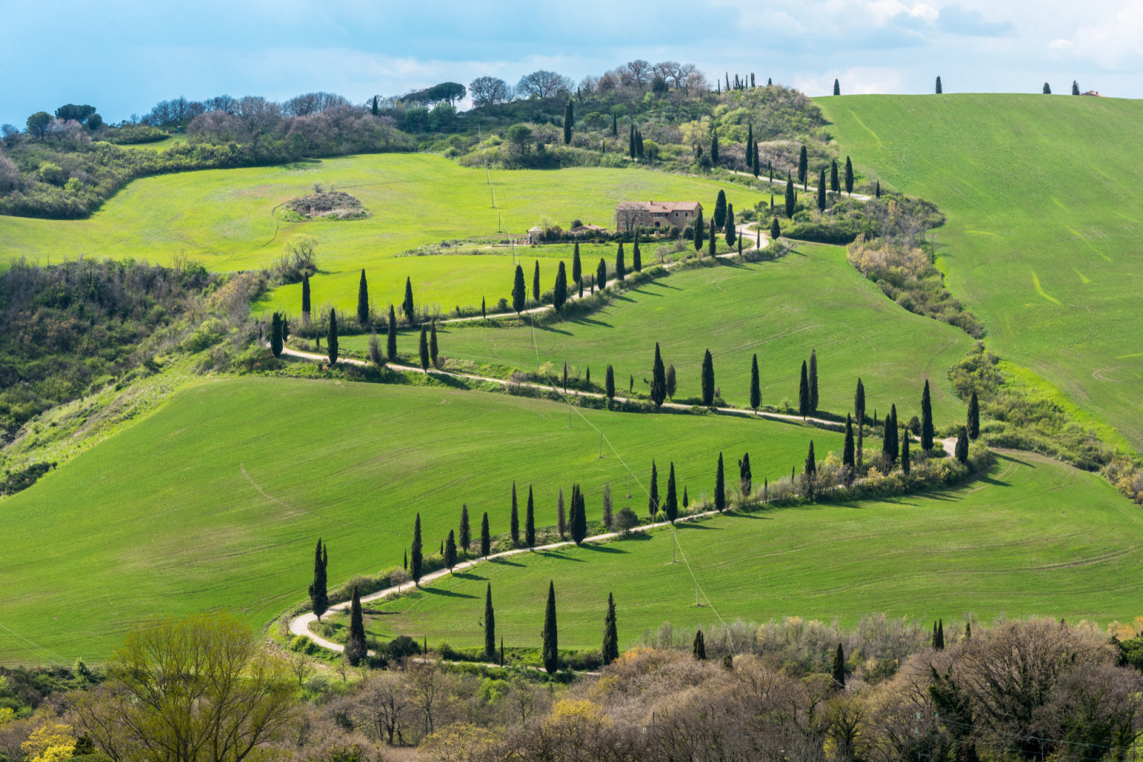 From Tuscany’s sunlit hills to Bali’s rice fields, discover the real-life settings where romance novels come alive. (Photo: Wirestock / Freepik)
