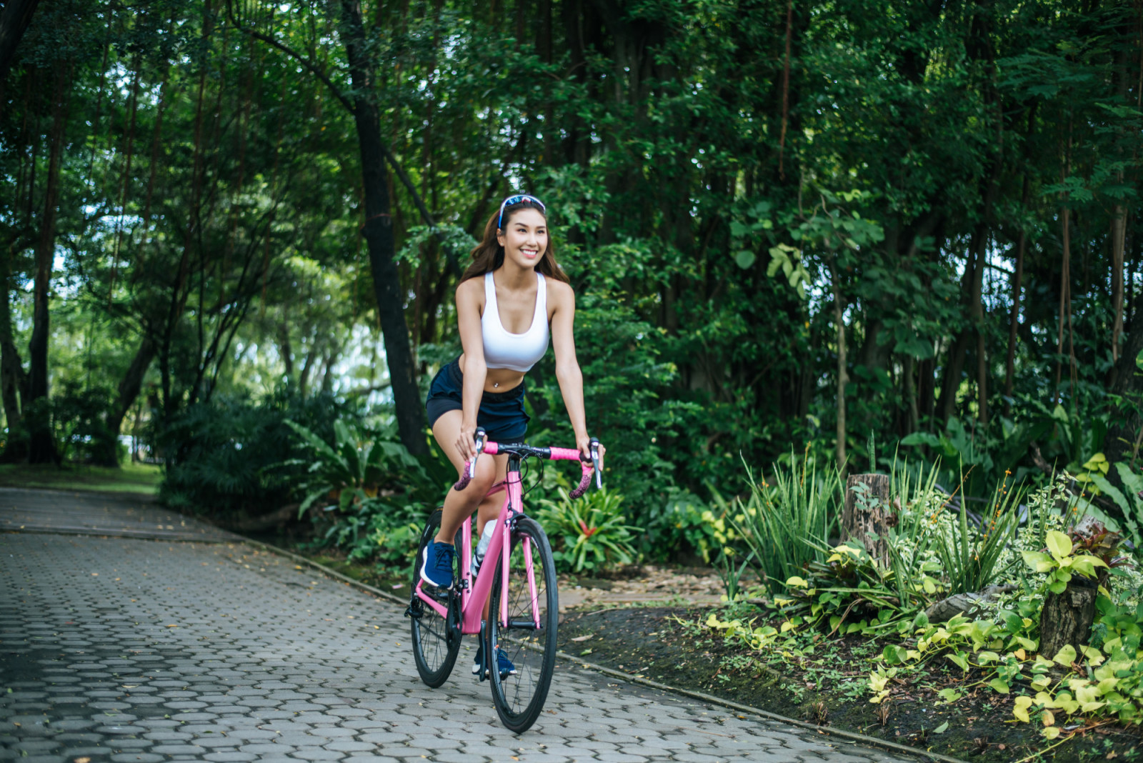 No gym? No problem. These fitness apps travel as well as you do, keeping your workouts on track from check-in to check-out. (Photo: Jcomp / Freepik)