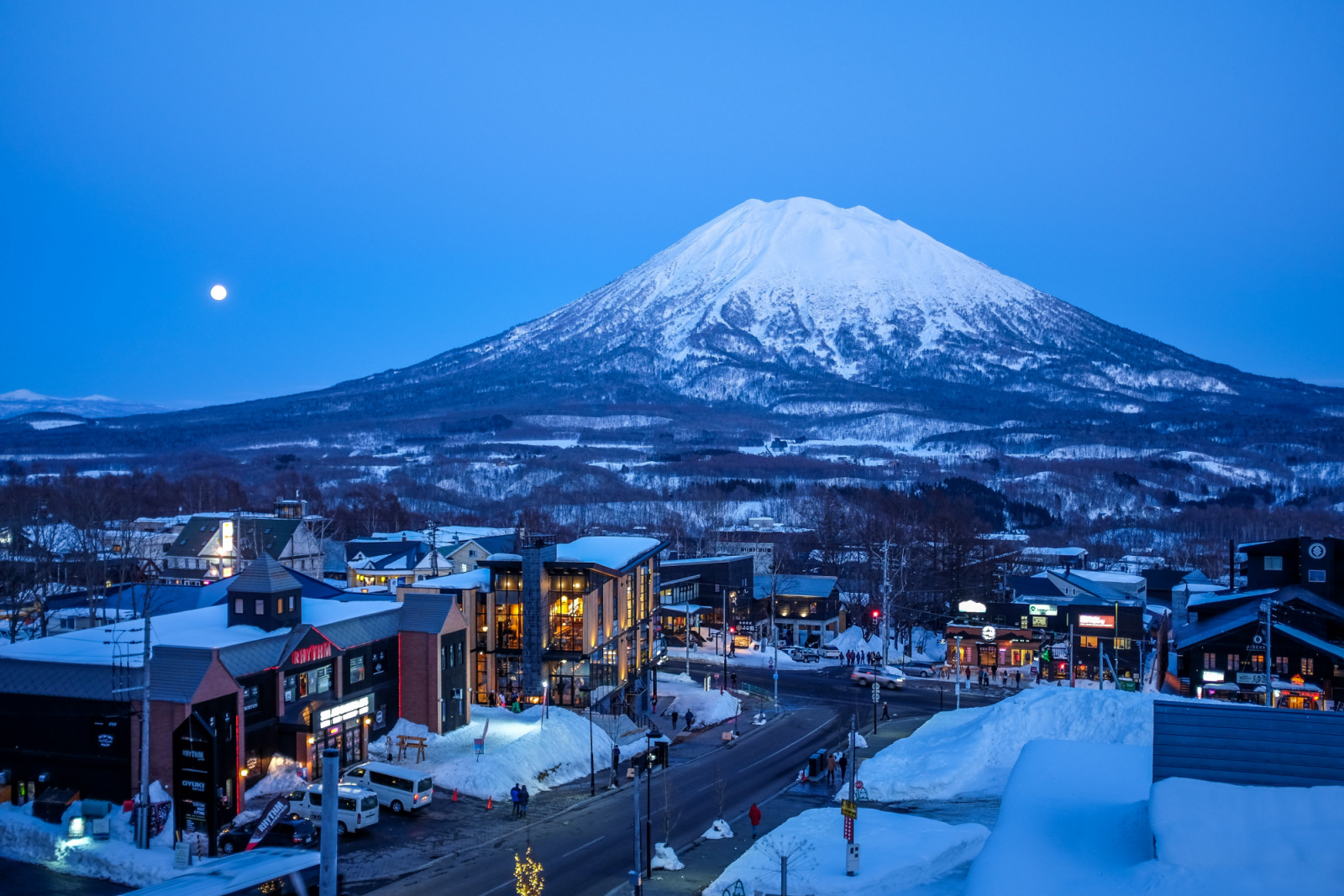 GRAND HIRAFU VILLAGE, NISEKO, HOKKAIDO, JAPAN - 2017/03/12: The snow-capped Mount Yotei, a dormant volcano in Niseko, Japan, as viewed in the evening light from the village of Grand Hirafu. (Photo by Stefan Irvine/LightRocket via Getty Images)