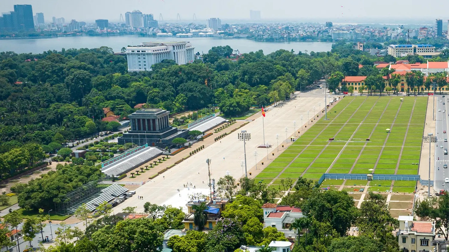 Ba Dinh Square is a symbol of solemnity with architectural beauty that harmoniously combines tradition and modernity