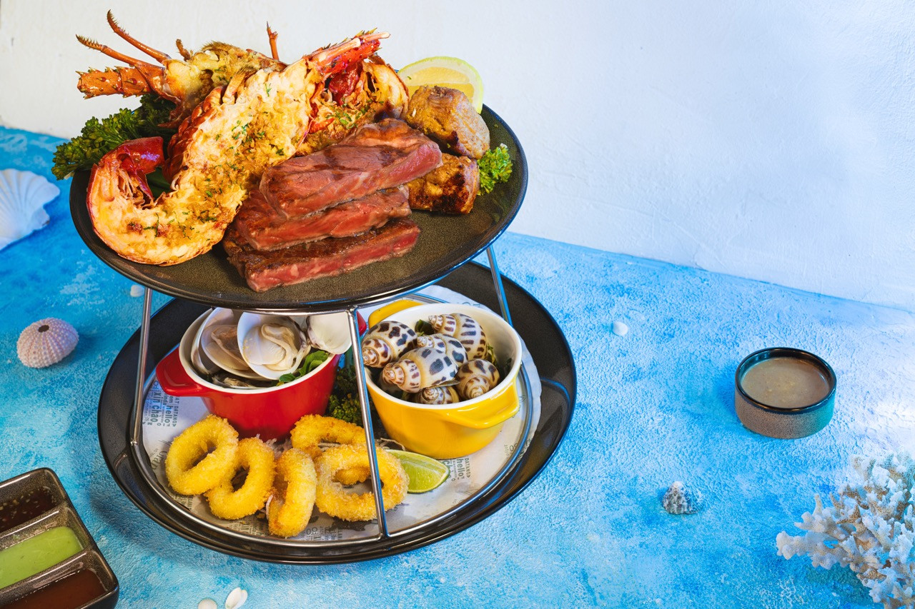 Khoi Restaurant specializes in serving fresh seafood prepared on the spot