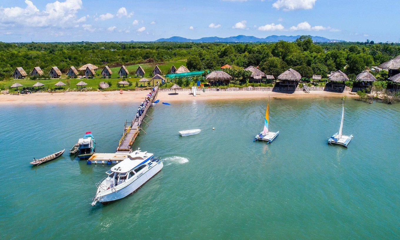 Go Gang Island (Vung Tau) with fresh sea air and many delicious seafood dishes