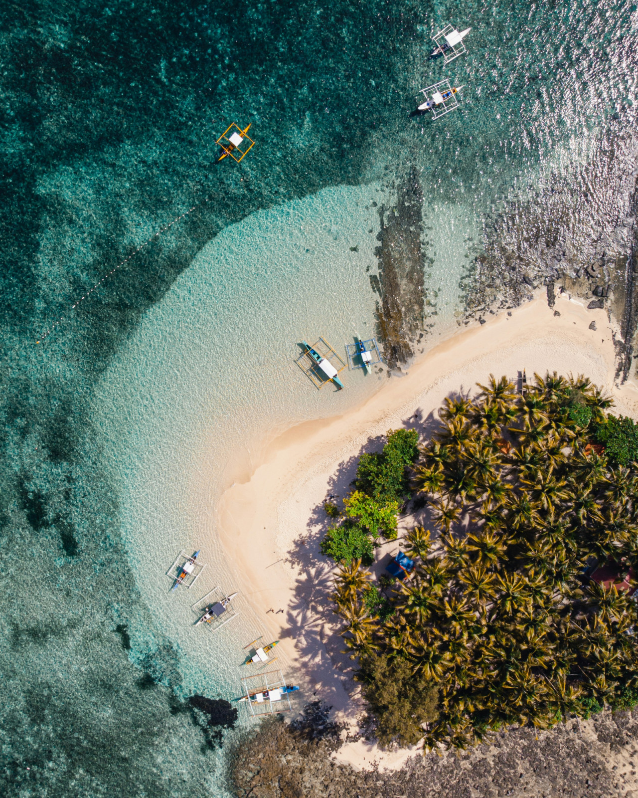 The beach and boats in the small island of Guyam in Siargao, Philippines (Photo: Unsplash)